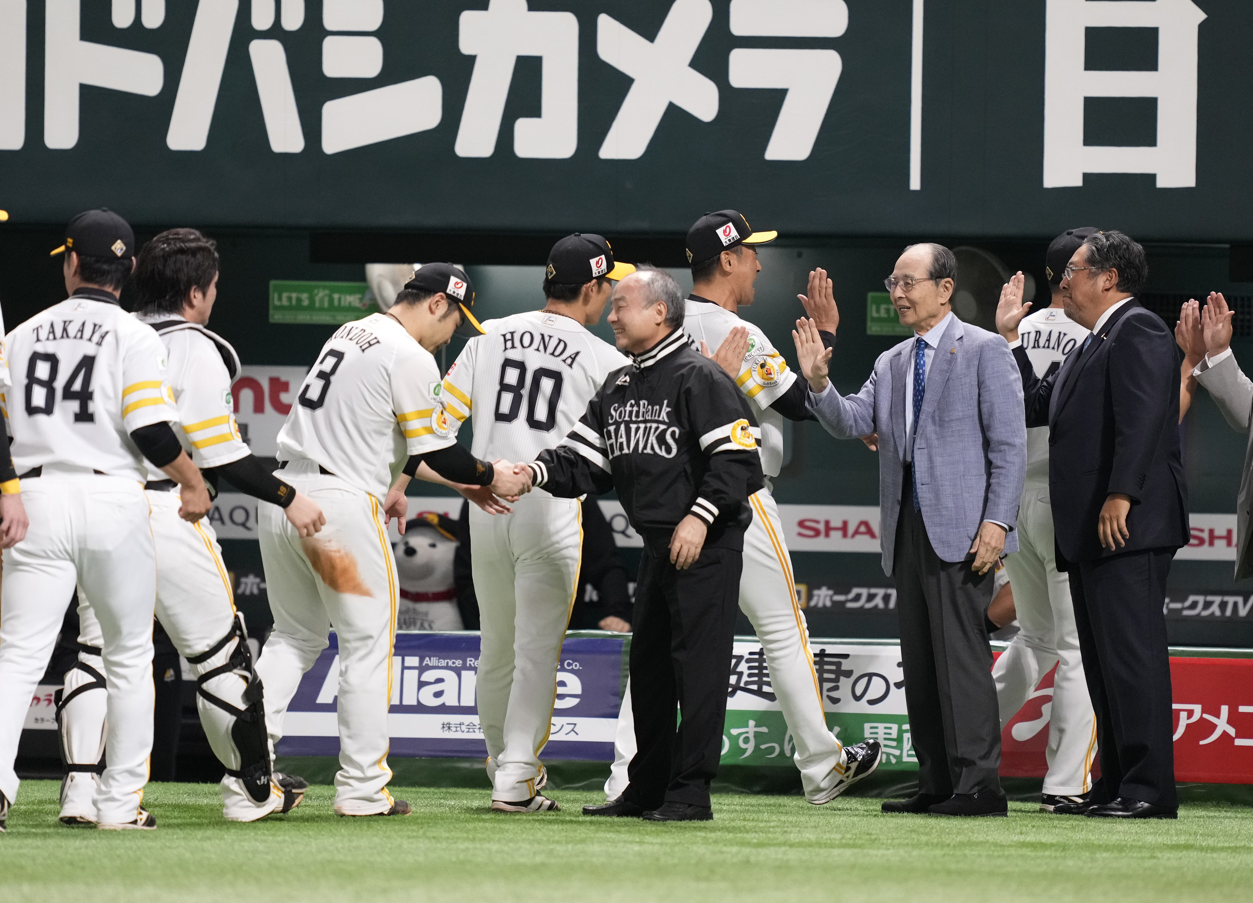 王監督　球団支給品　ミズノプロ　ソフトバンクホークス　Vジャン　王貞治 ソフトバンク・王貞治球団会長「シーズン中以上の力を発揮できた」3