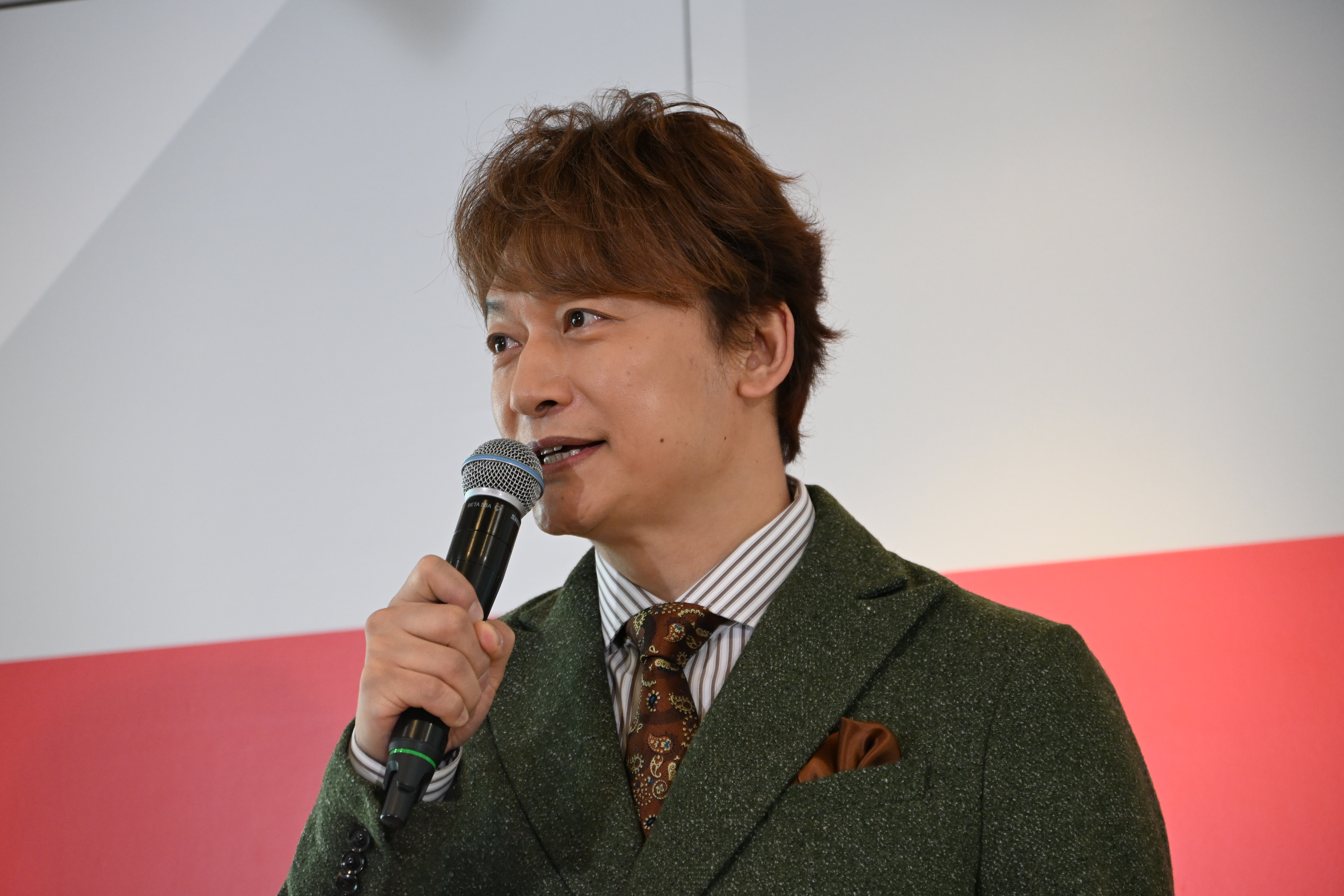 パラ選手に熱いエール、香取慎吾さんと特別支援学校児童らがアート作品