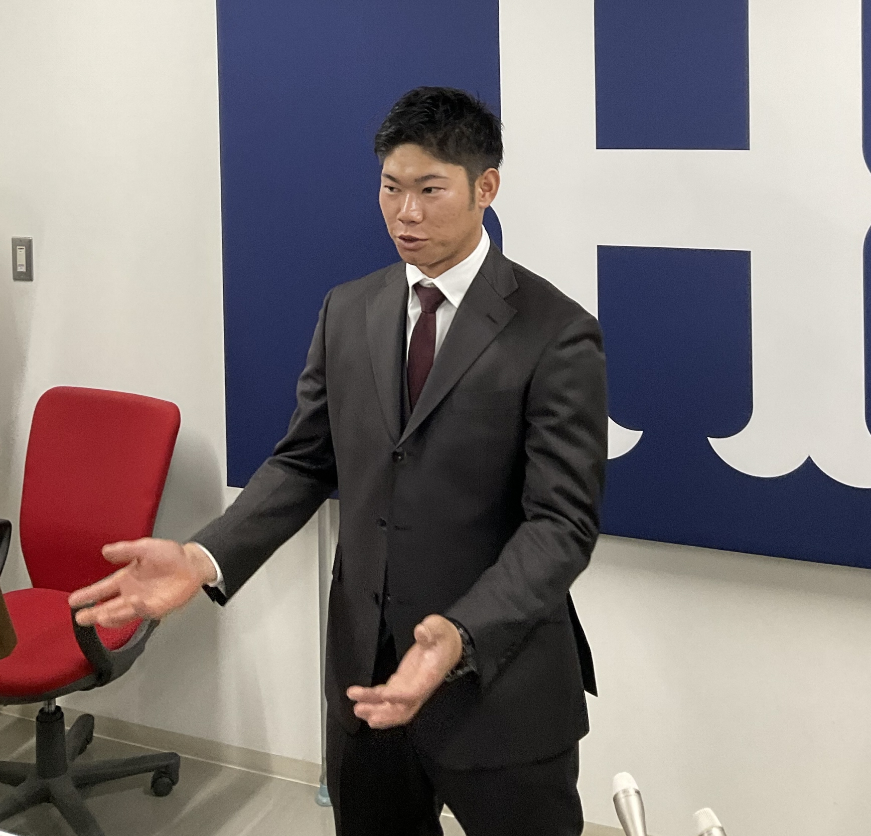 広島・坂倉将吾、年俸１億２５００万円で更改　「軽井沢に別荘を一軒！？　と思ったけど…」球団捕手３人目の大台突破
