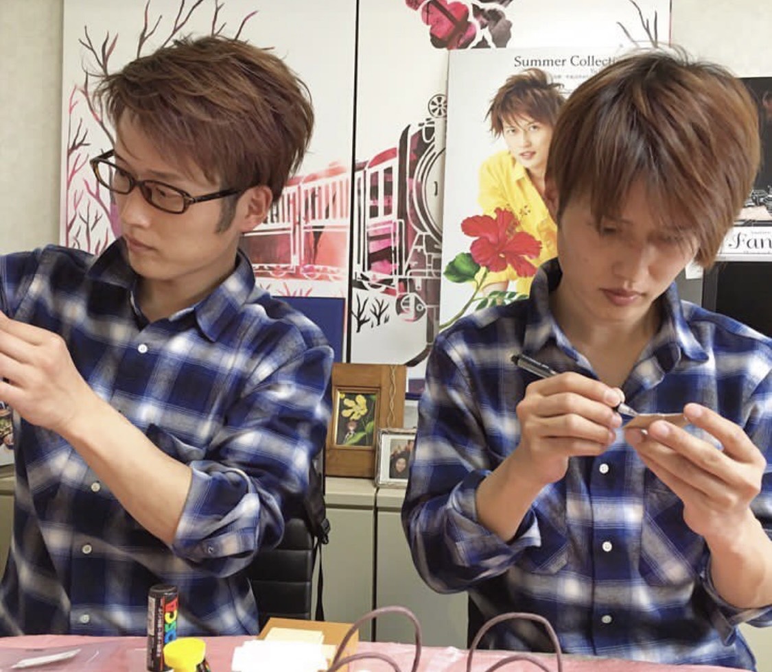 直撃インタビュー】人気のイケメン双子画家・岡本兄弟に聞く 30周年