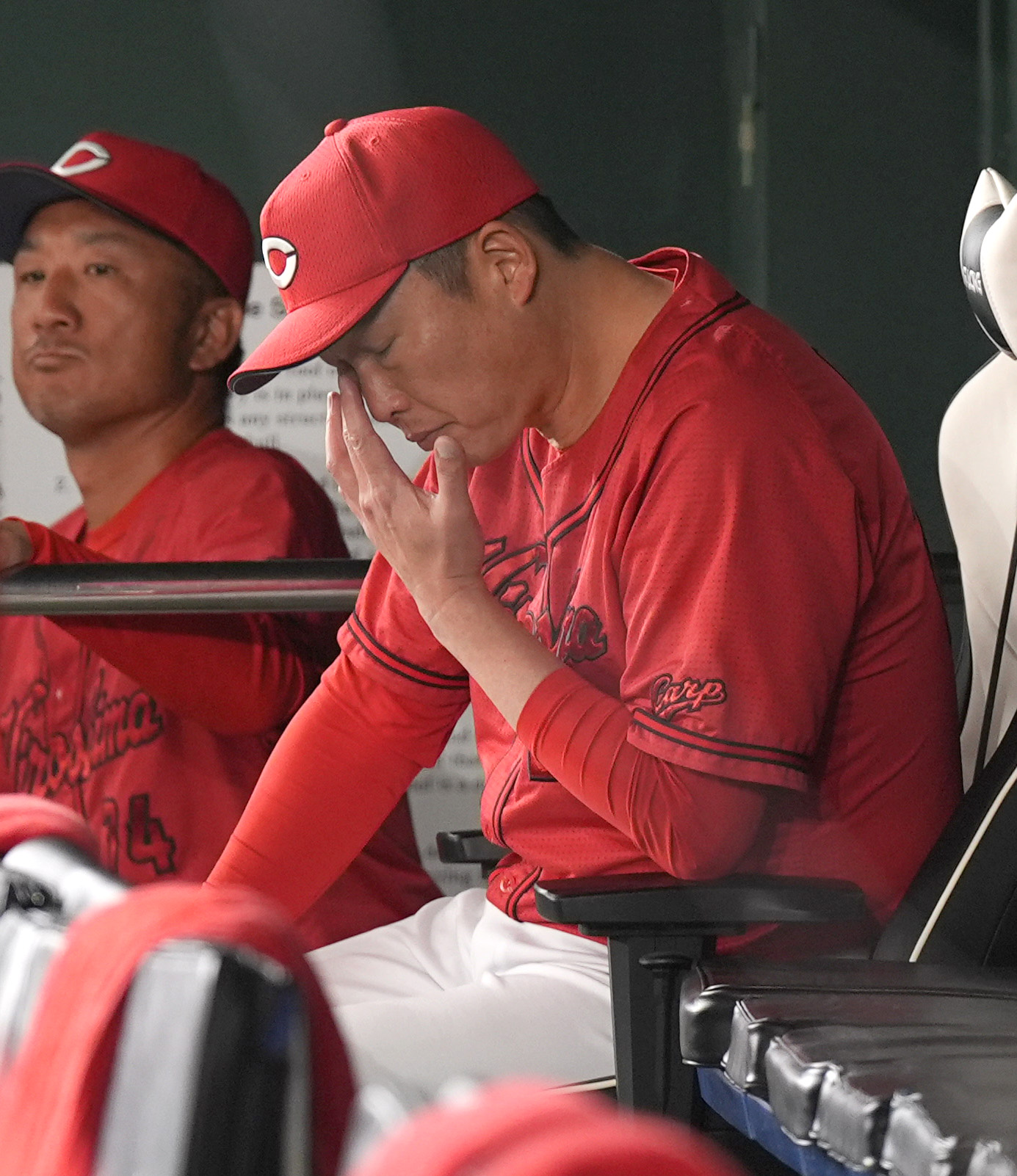 広島東洋カープ 新井貴浩 監督 引退記念ボール ボトルキャップ