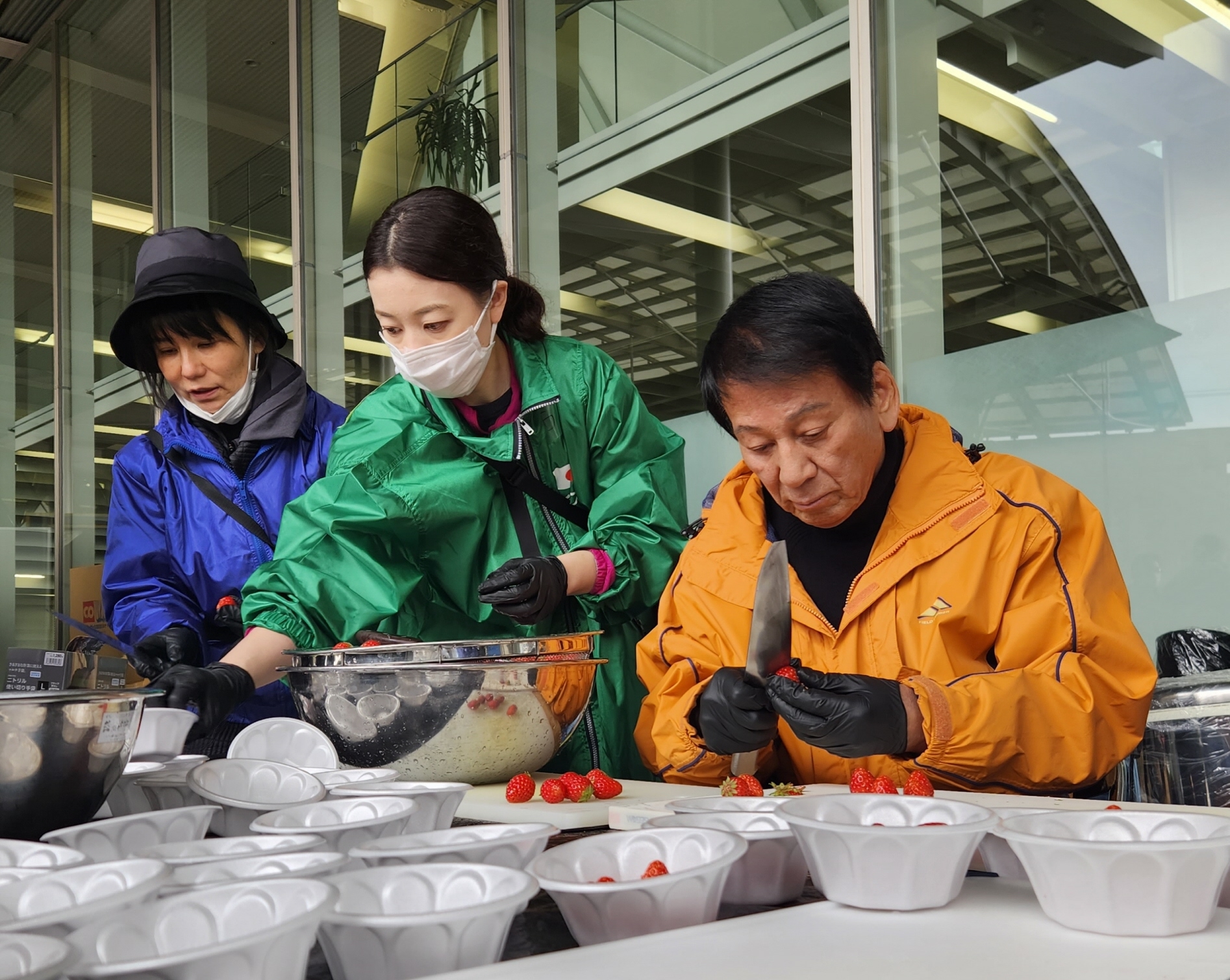 杉良太郎が石川県金沢市で能登半島地震の避難者らに炊き出し 肉うどん
