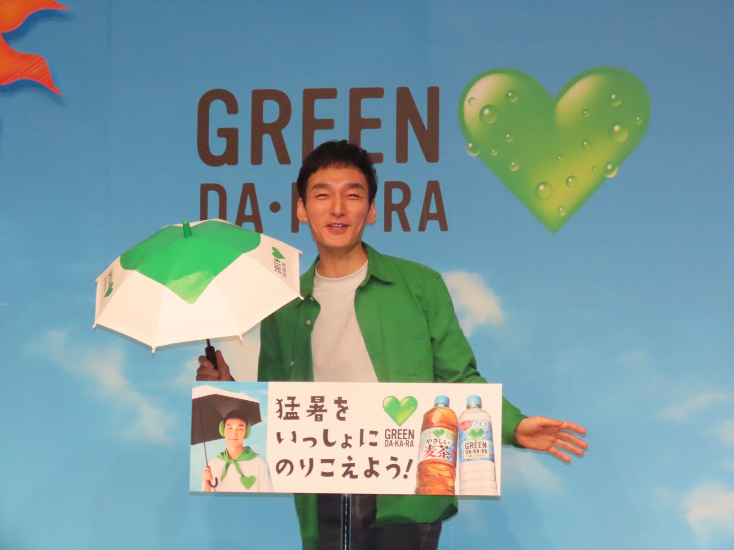 草彅剛、酷暑を前に香取慎吾と「夏の思い出のためにヤツには負けらん