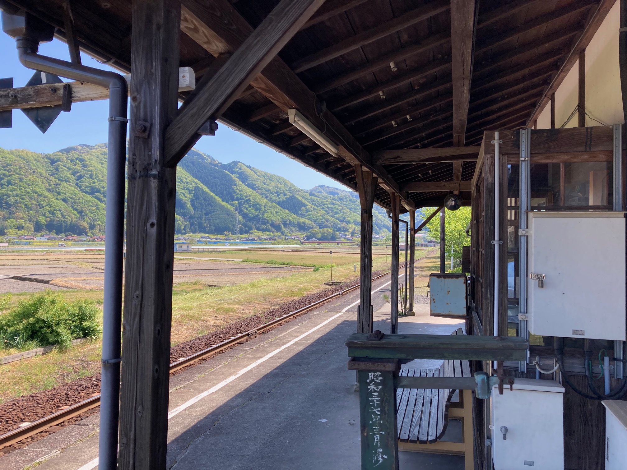 聖地はレトロ駅舎 スズキ 隼 ライダーが集うローカル鉄道 産経ニュース