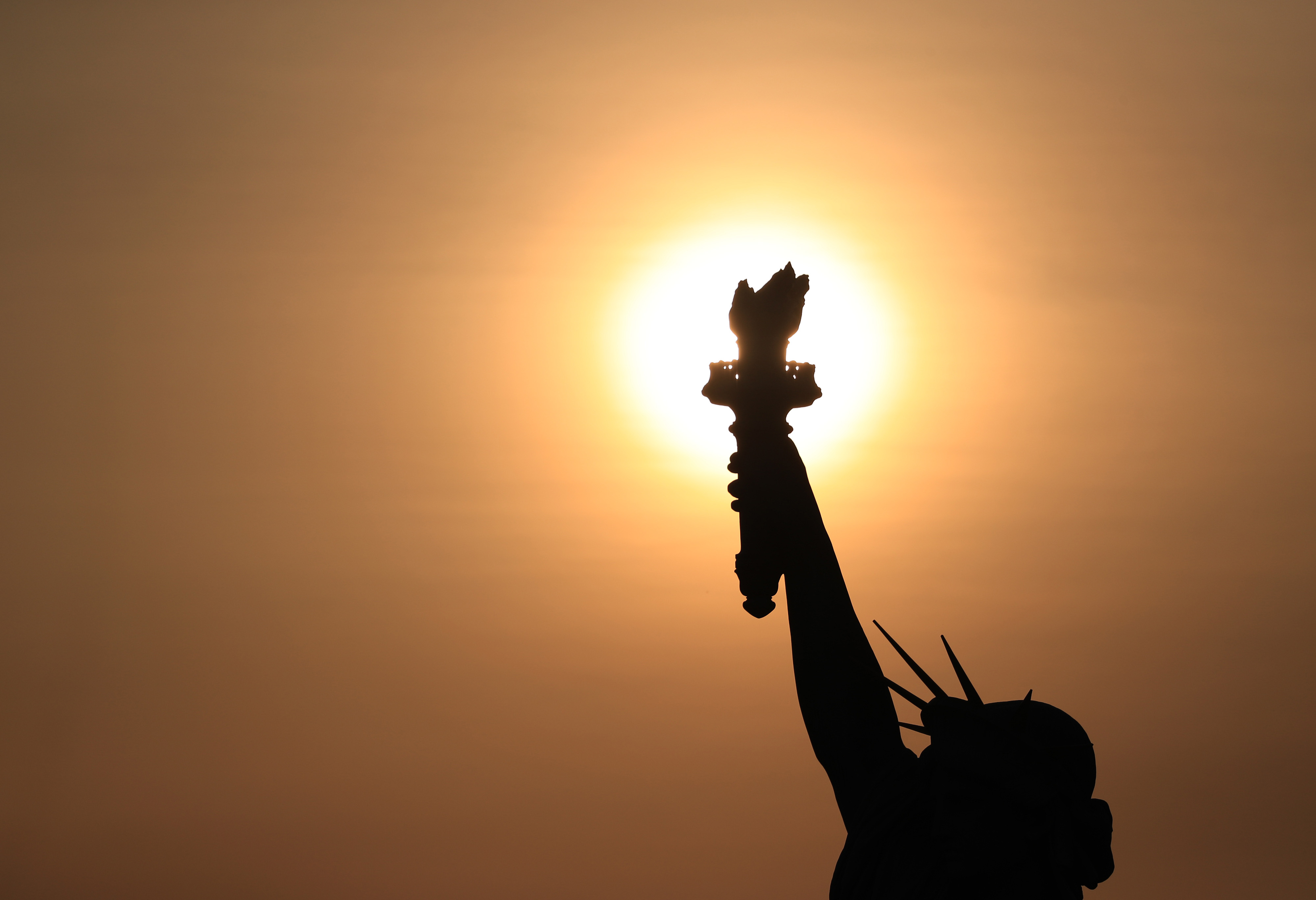 路上感撮 聖火掲げる女神 産経ニュース