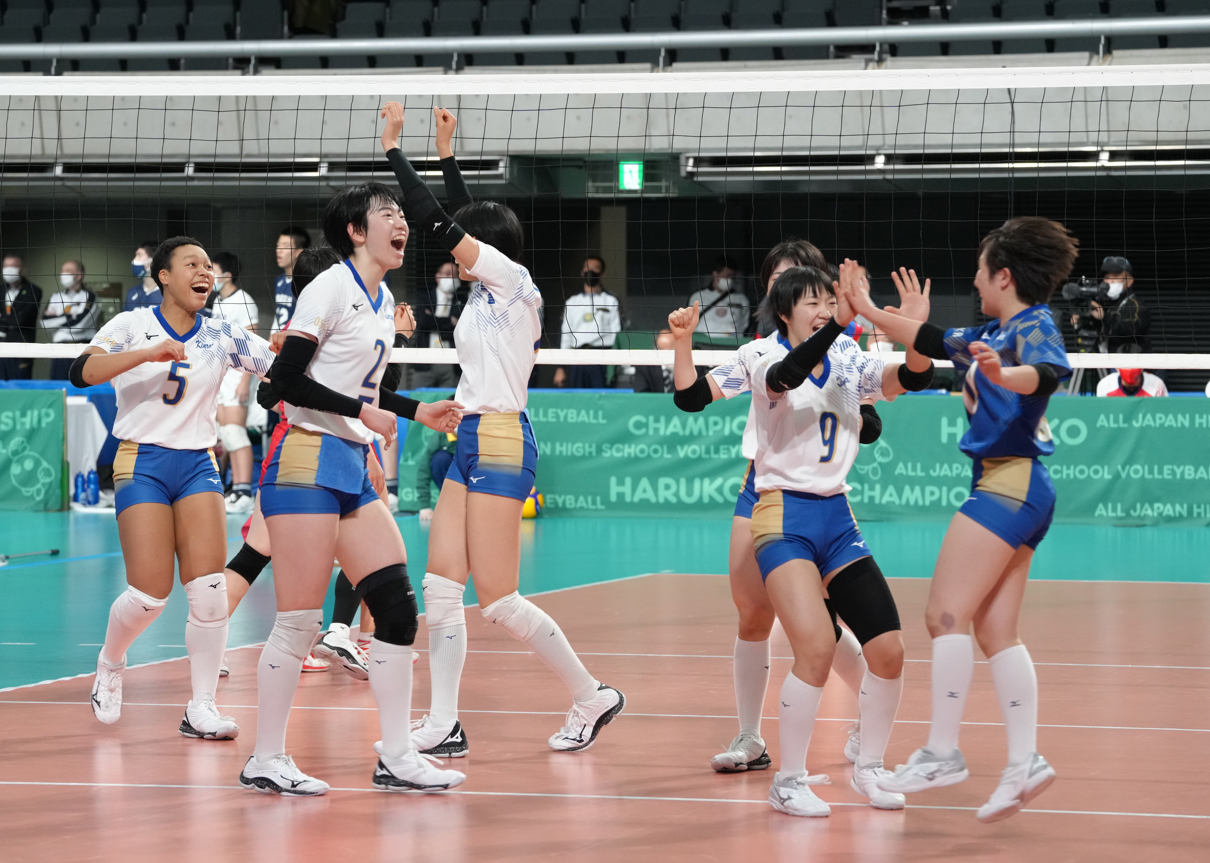 金蘭会 吉武美佳が攻守に躍動で２年ぶり４強入り 最高到達点３００センチ 前にいても後ろにいても決めてやろうと 春高バレー 1 2ページ サンスポ