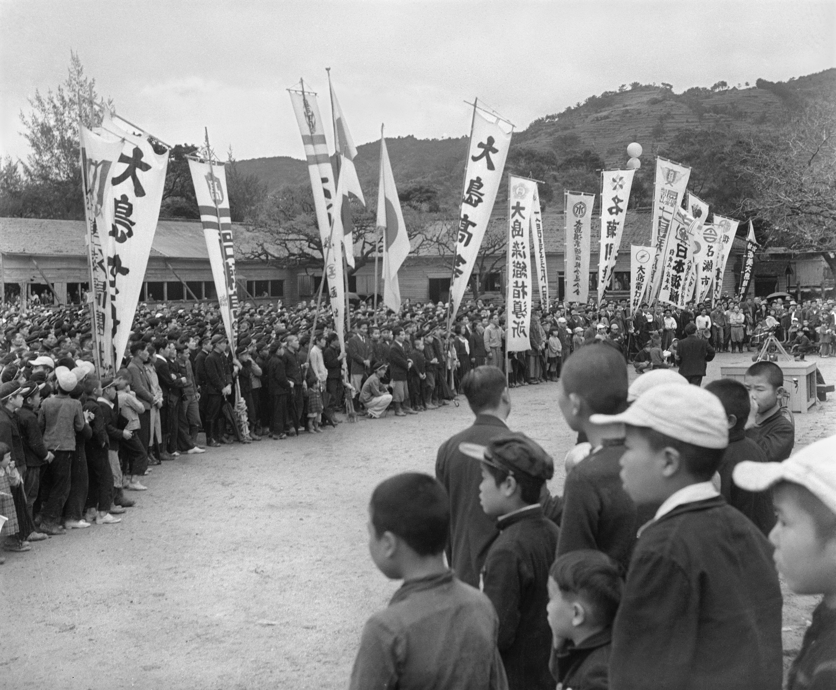 フォト】日本復帰祝い、横断幕や日の丸 ７０年前の奄美群島 - 産経ニュース