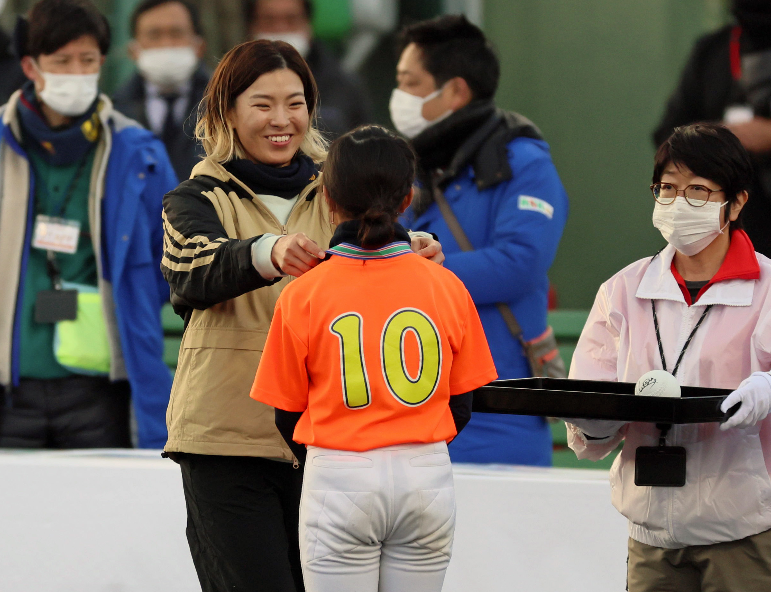 渋野日向子が地元岡山で小学生ソフトボール大会を主催 しぶこサンタに 