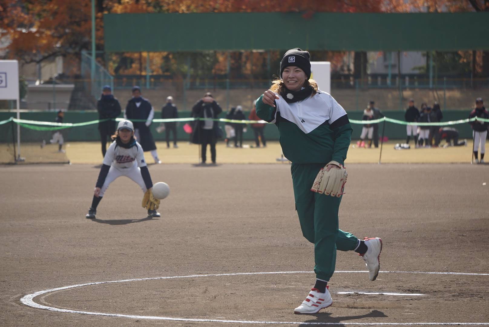 渋野日向子、地元・岡山でソフトボール大会を主催 始球式で東京五輪金