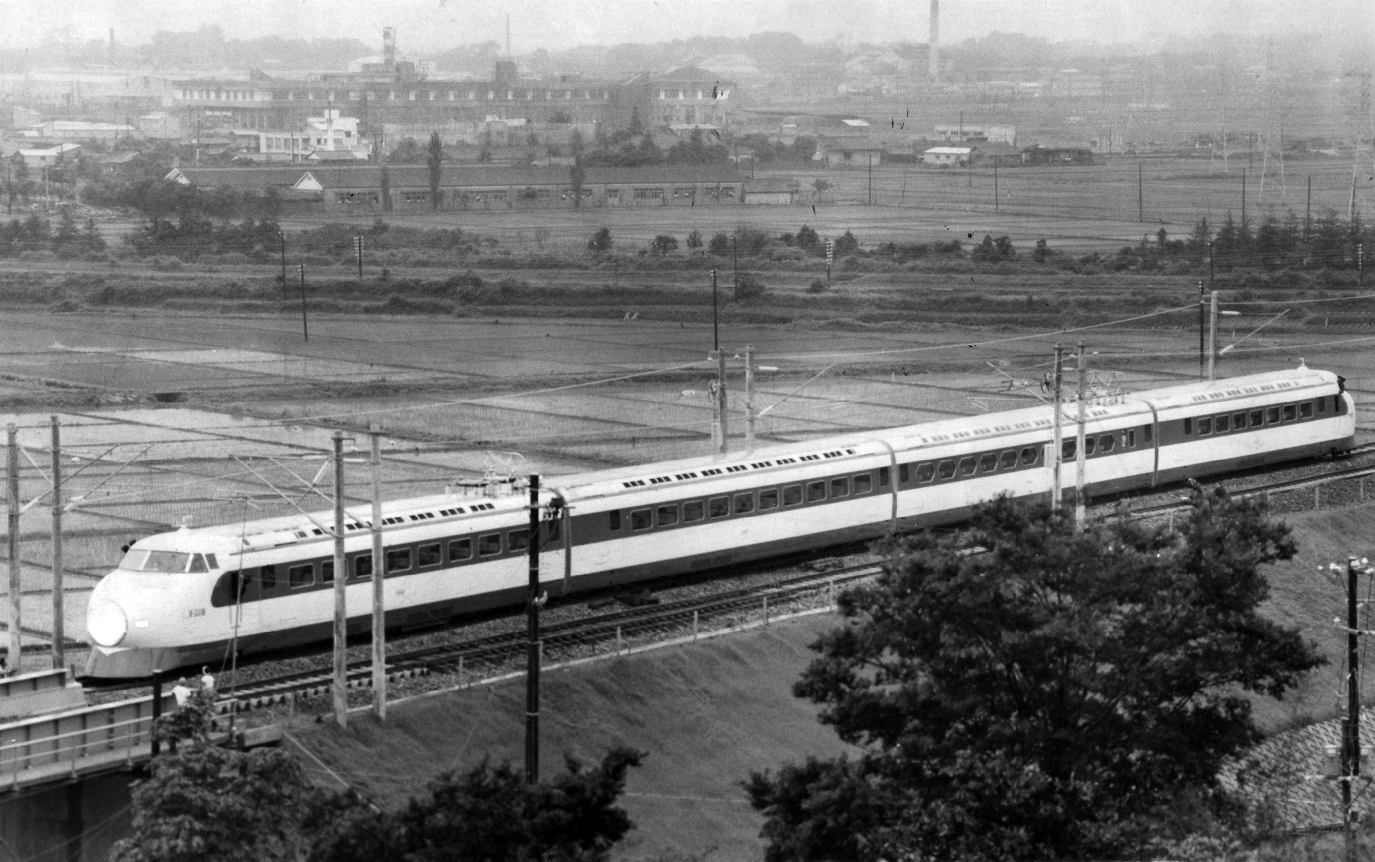 鴨宮駅近くのモデル線で新幹線試験走行開始 当時の世界新記録256キロを