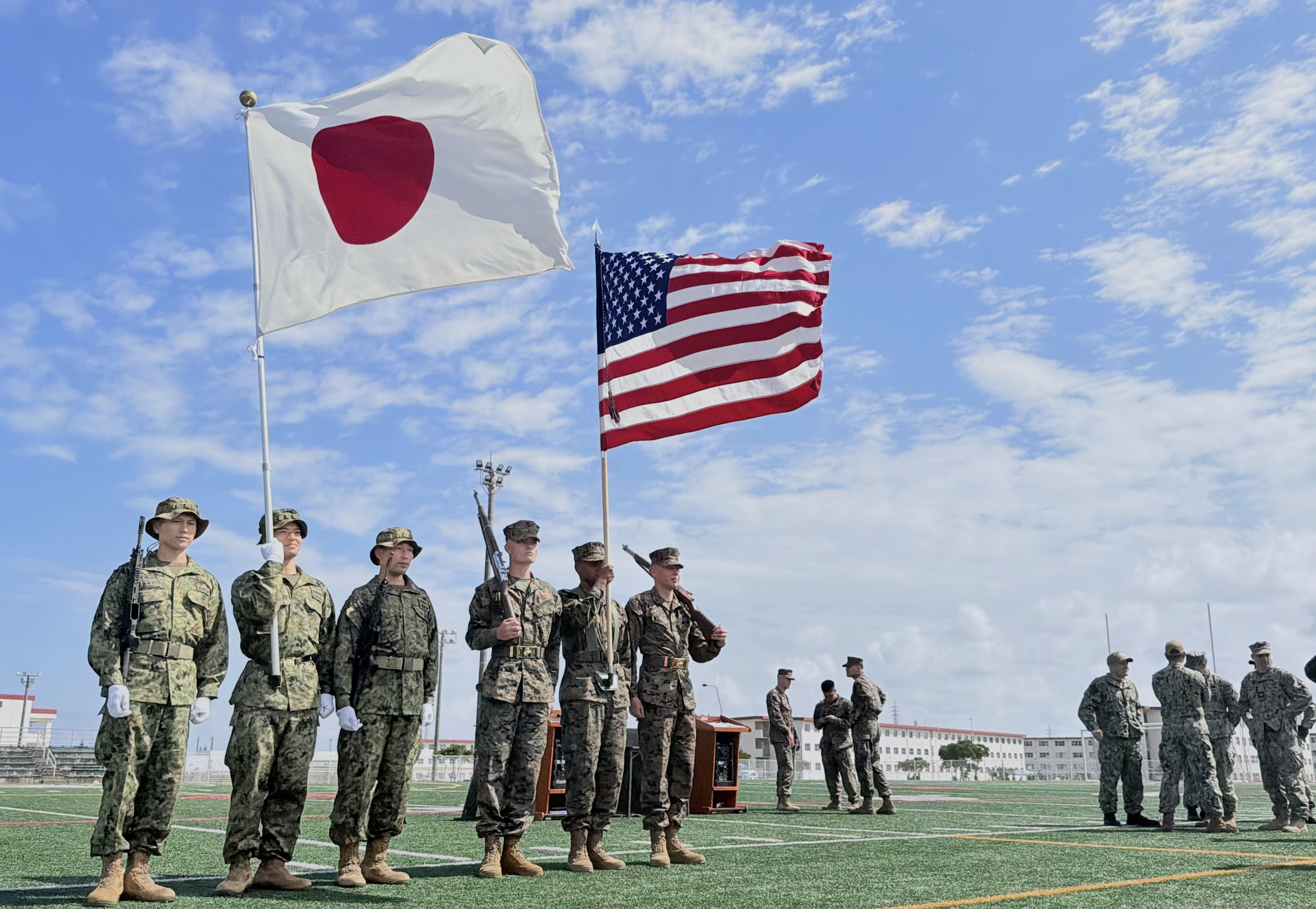 青空にはためく日の丸と星条旗…南西諸島の対処力向上へ 陸自と米海兵隊