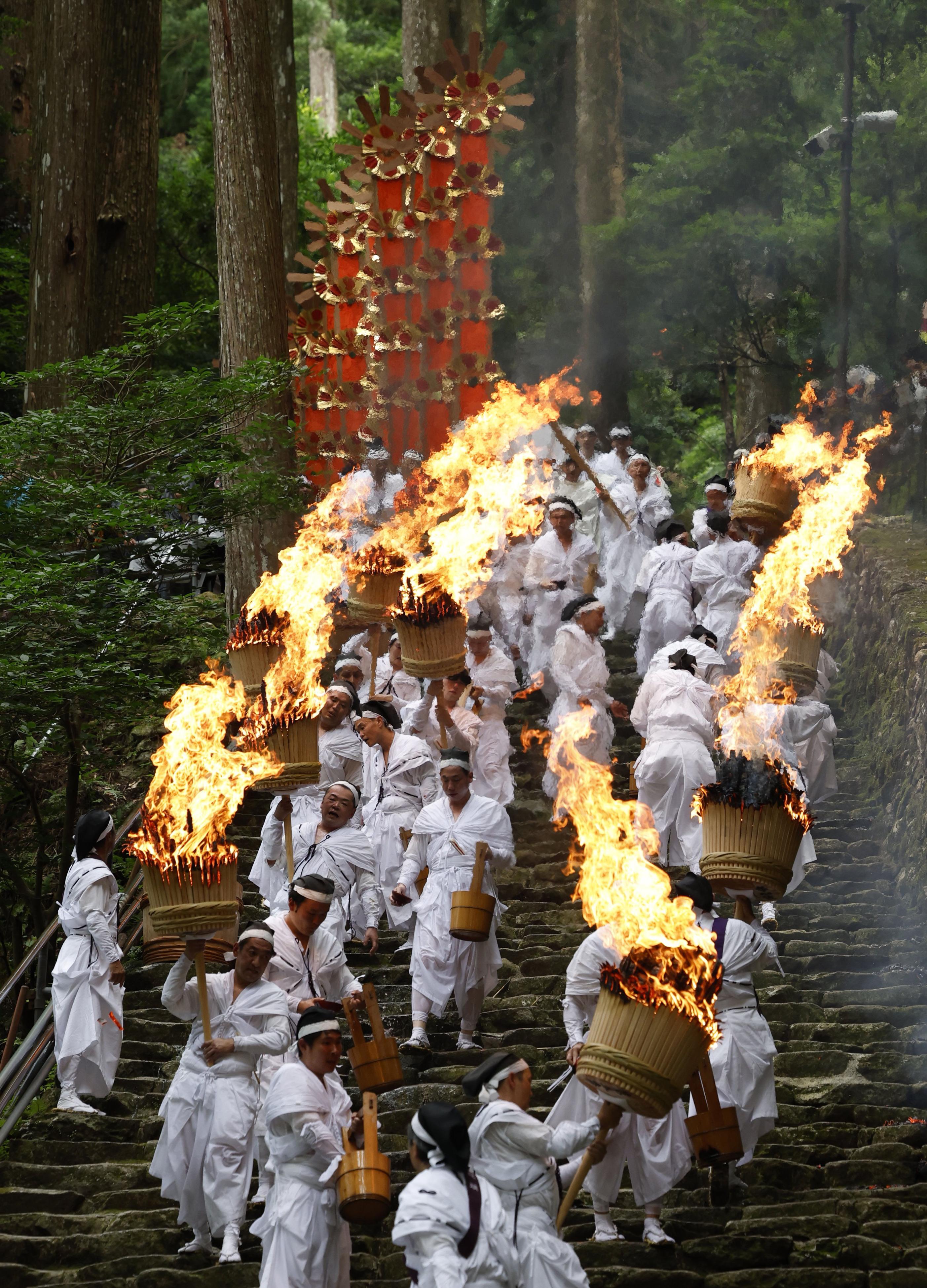 フォト】炎の乱舞、観客を魅了 熊野那智大社の扇祭り - 産経ニュース