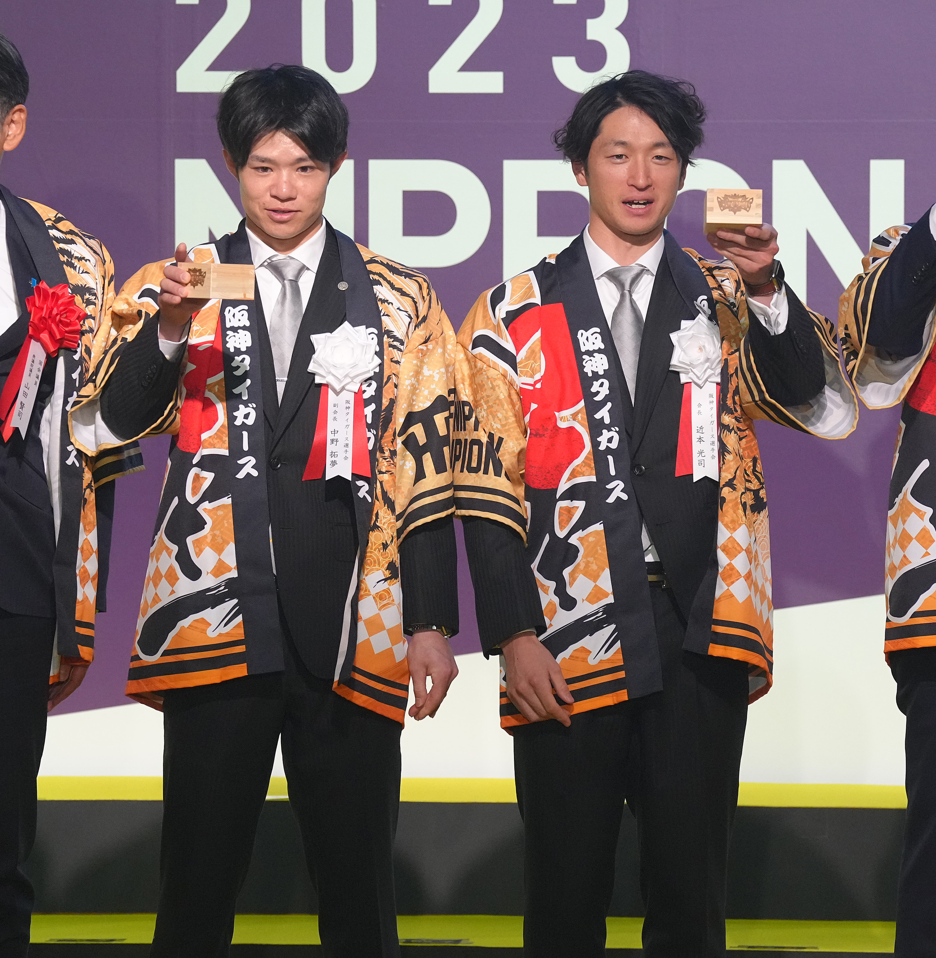 阪神タイガース タイガース創設90周年記念オブジェ 藤川球児  近本光司　中野拓夢　3体セット 阪神・中野拓夢「来年以降もこういう会に」祝賀会出席（写真・画像 1/1