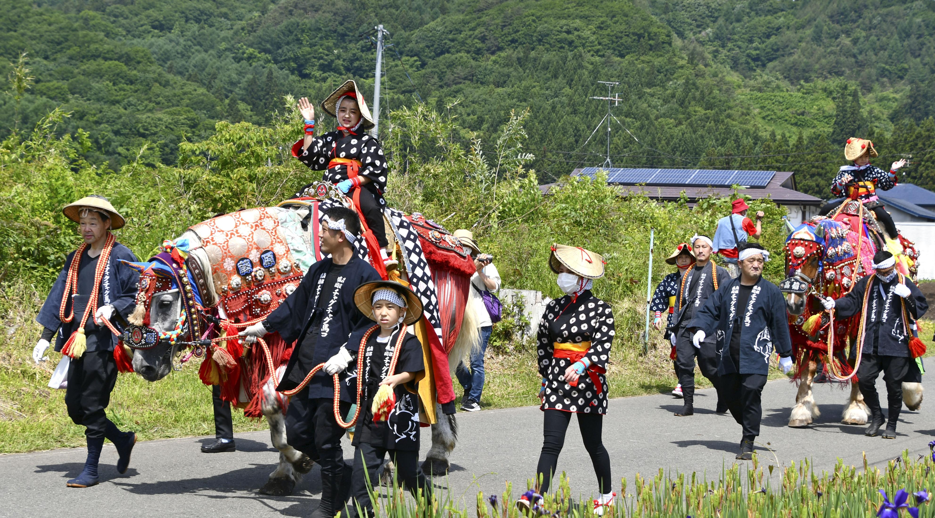 装束鮮やか、田園に鈴の音 ３年ぶりに「チャグチャグ馬コ