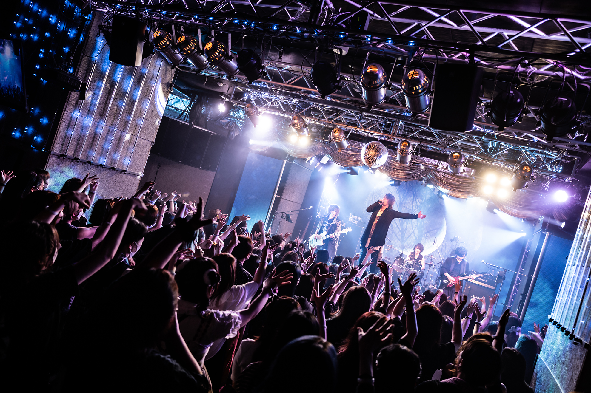 ビジュアル系バンド「THE MICRO HEAD 4N'S」が結成13周年公演