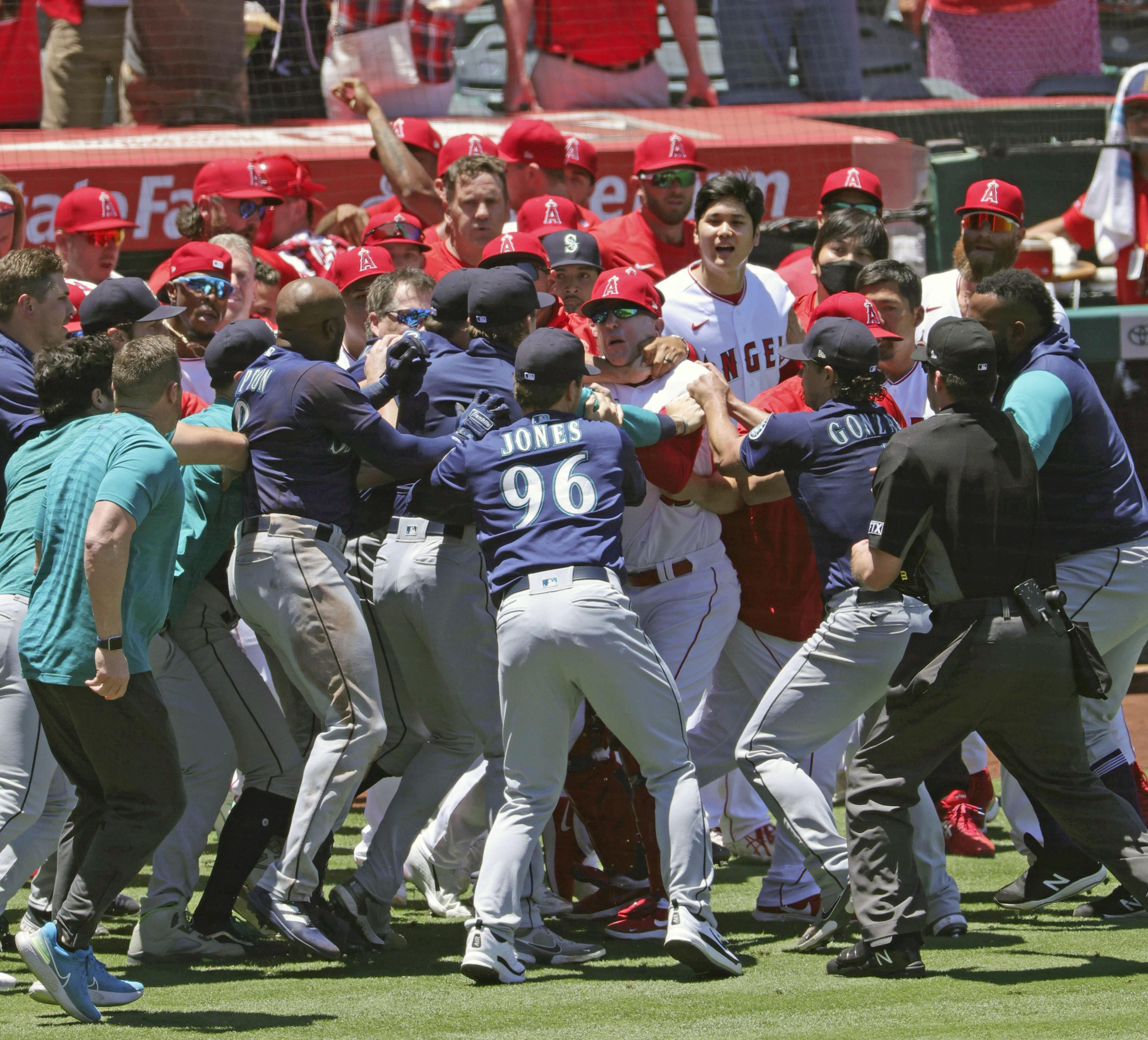 大谷エンゼルス大乱闘 殴り合い突入も水原通訳に止められた ６０人入り乱れ２０分間中断 ８人退場 1 2ページ サンスポ