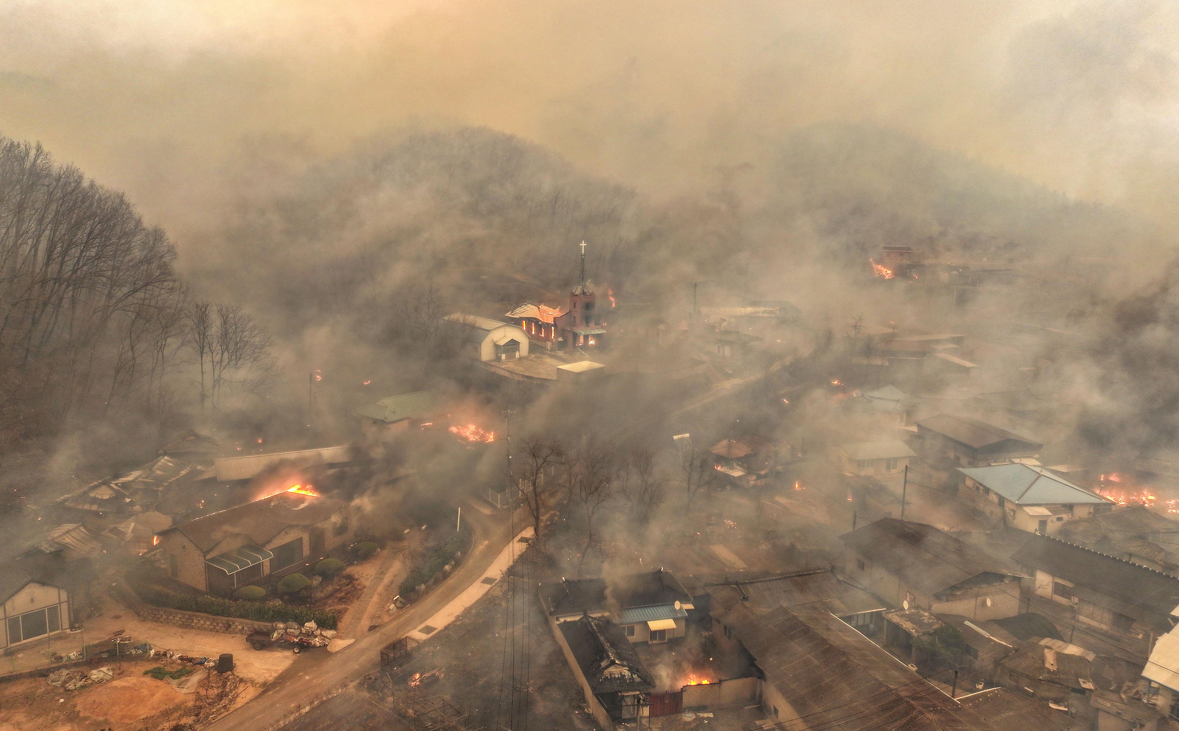 韓国で山火事拡大、22人死亡 7世紀創建の寺が全焼 世界遺産にも迫る