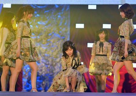 まゆゆ ラストセンター曲初披露 山口百恵さんばりマイク置く演出も サンスポ