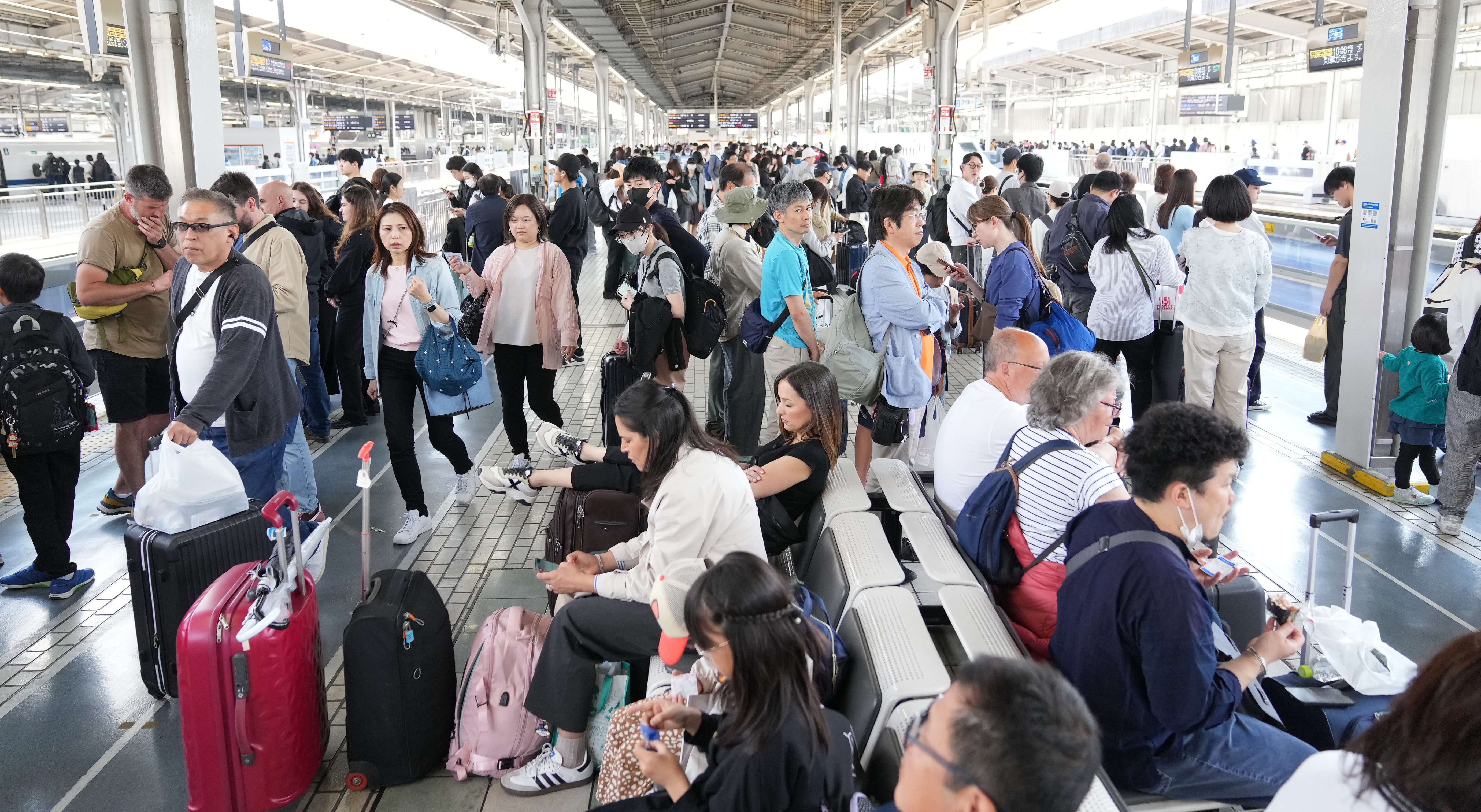 4連休初日、混雑ピークに 「万博に行く」「祖母に会いに」 鉄道、航空