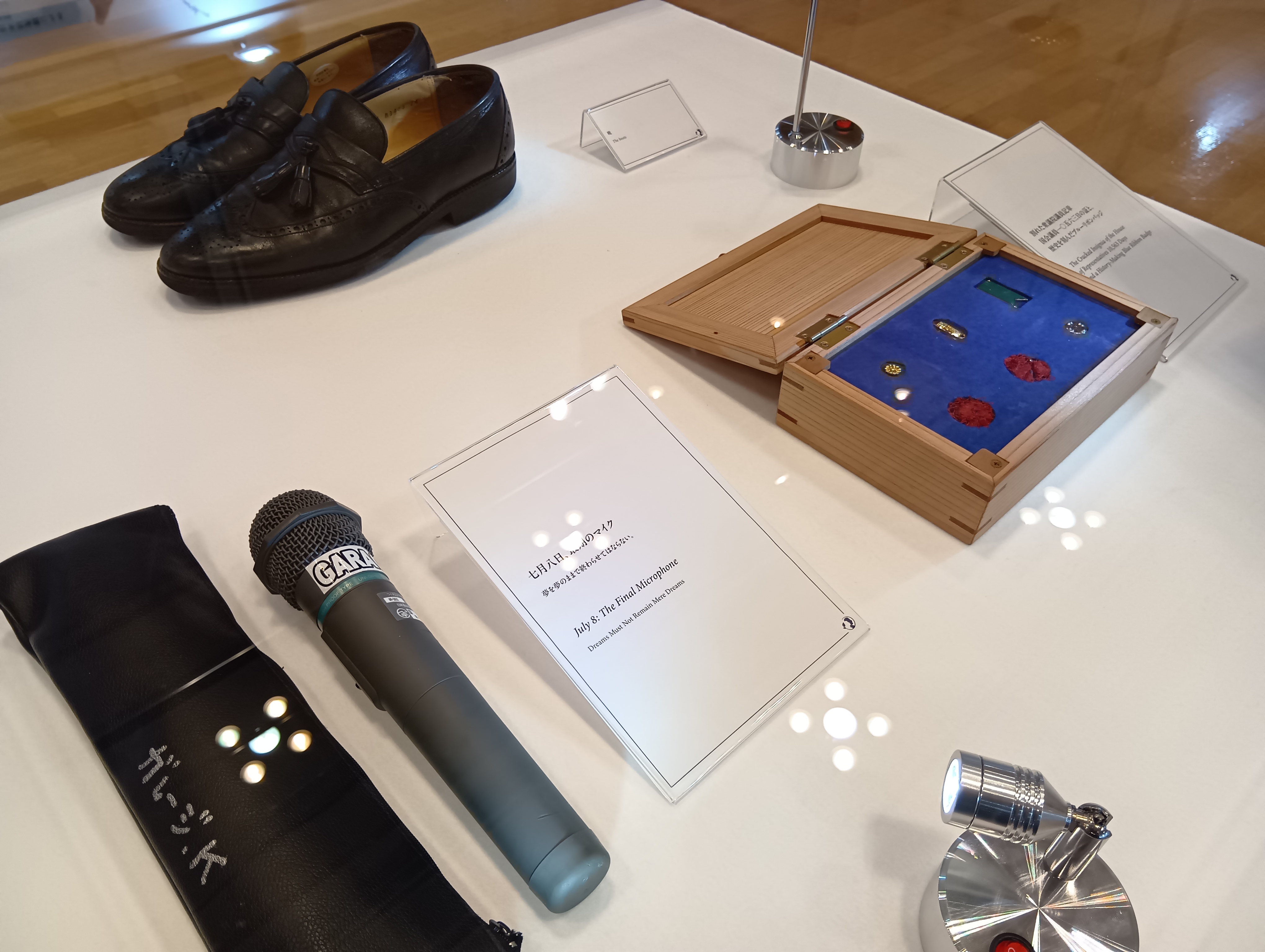 安倍晋三元首相の回顧展始まる 銃撃で砕け散った議員バッジや演説