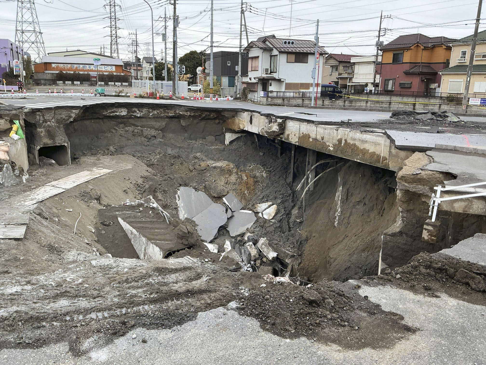 埼玉陥没 地元消防が穴内部の写真公開 中段までスロープ、深部に