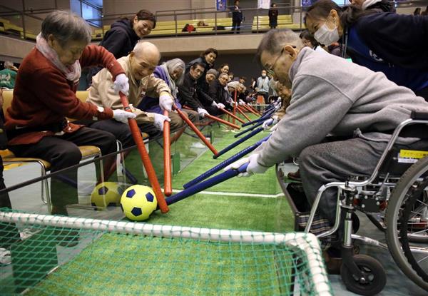 動画 ポスト ゲートボール 棒でボールつつく 棒サッカー が人気 高齢者 闘争心湧く 障害者も一緒にプレー可能 1 3ページ 産経ニュース