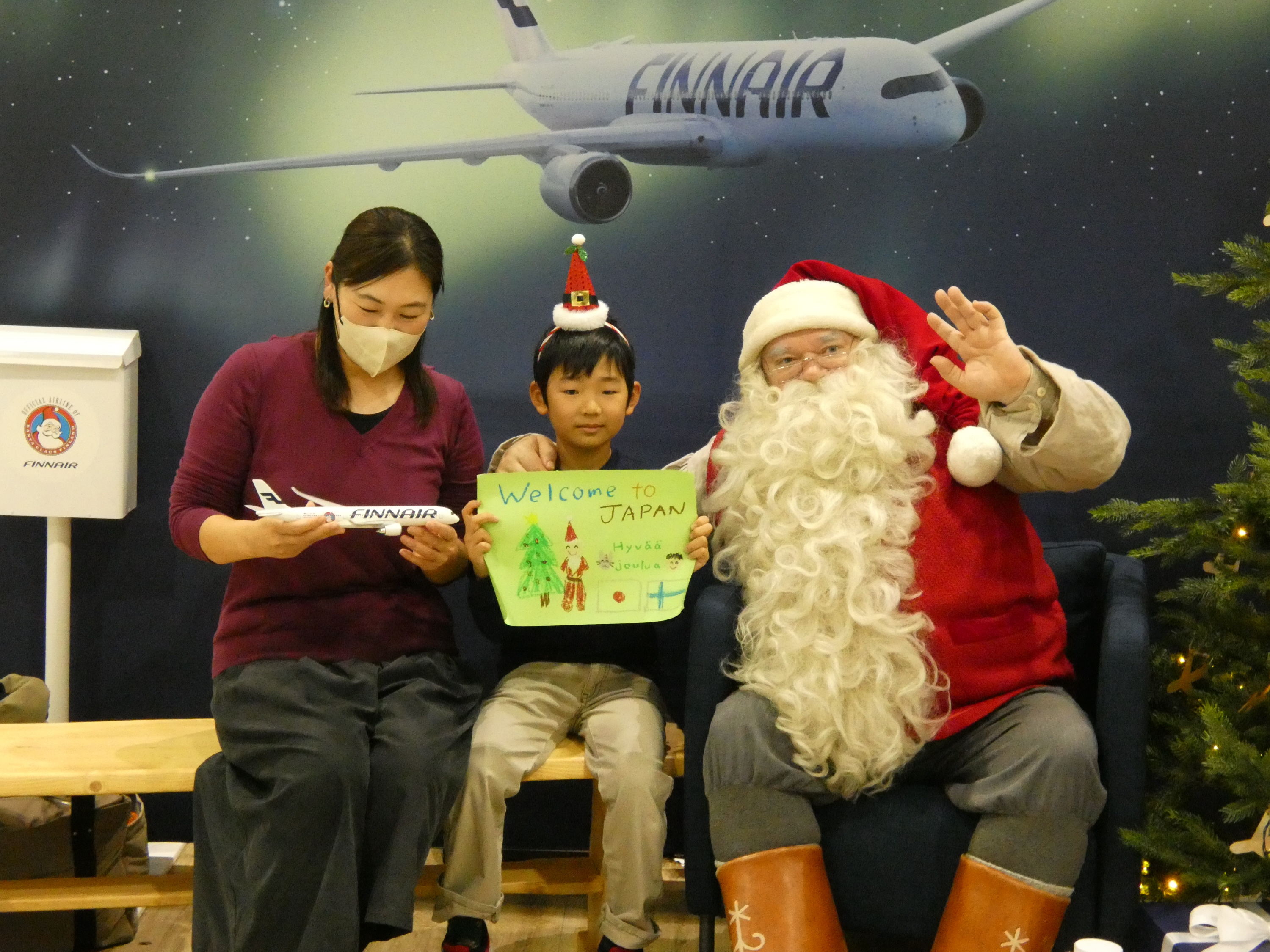 成田空港にサンタ来日 子供たちにメッセージ「クリスマスまで優しく 