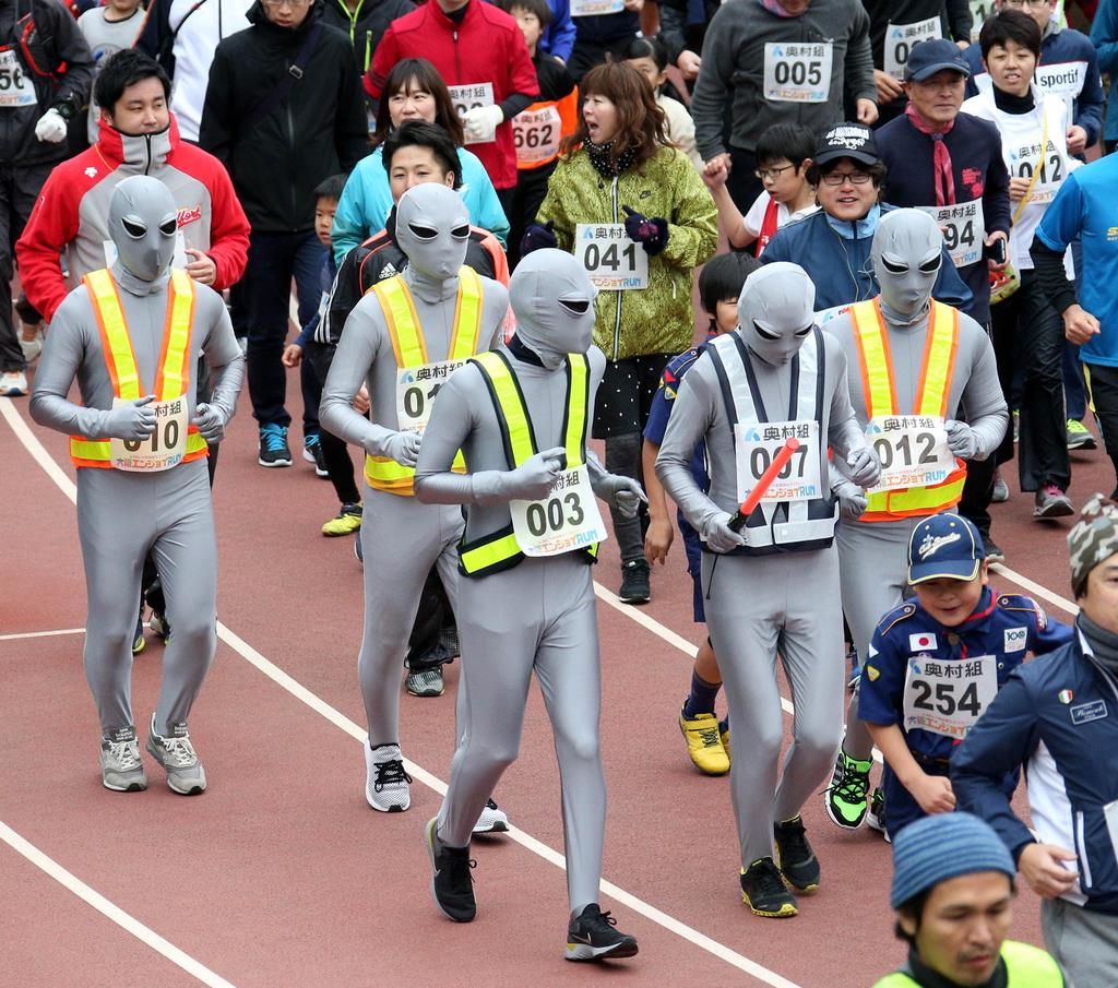 大阪国際女子マラソン 仮装ランナーら笑顔で快走 エンジョイラン 産経ニュース