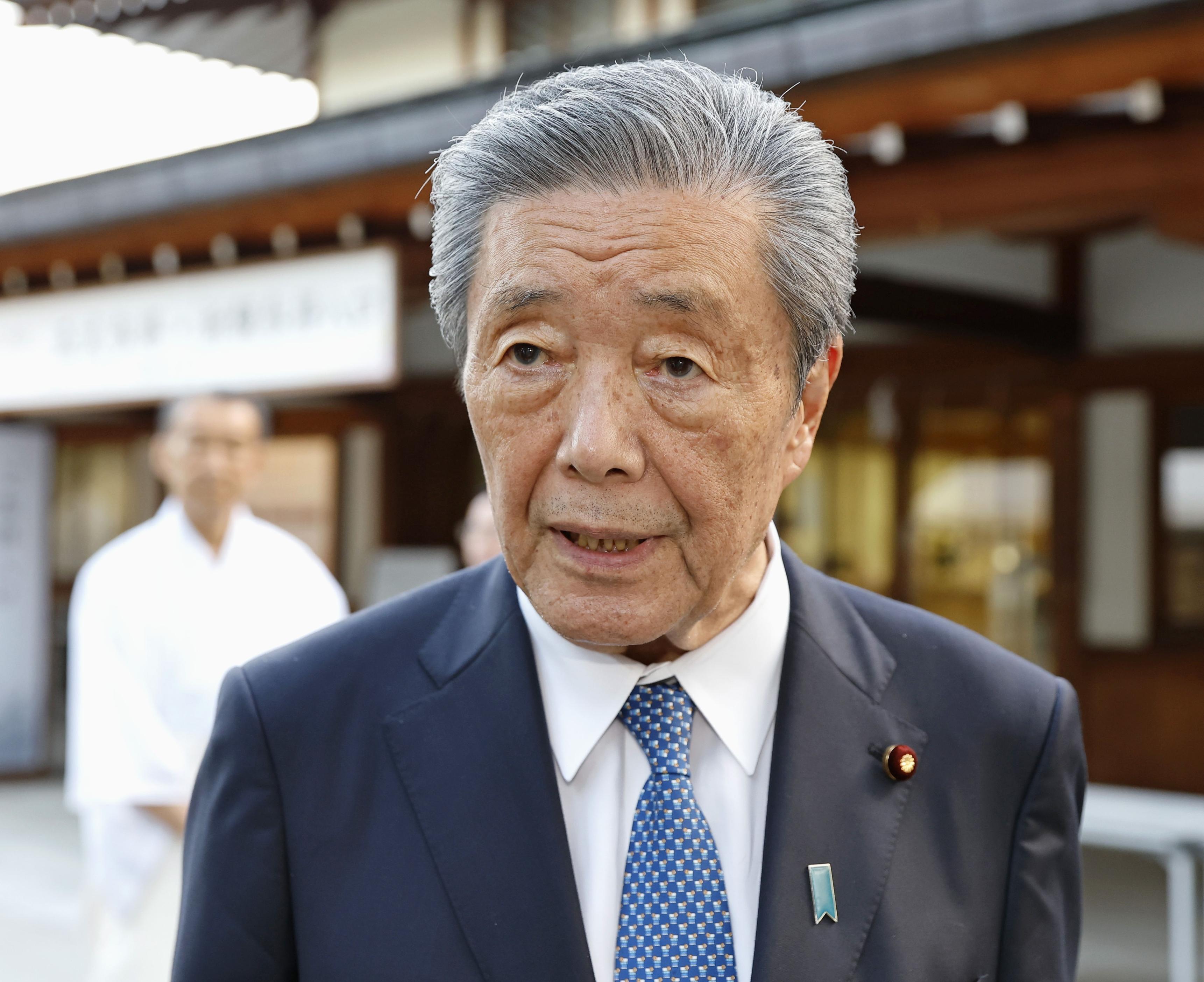 森山裕幹事長の靖国神社参拝の様子