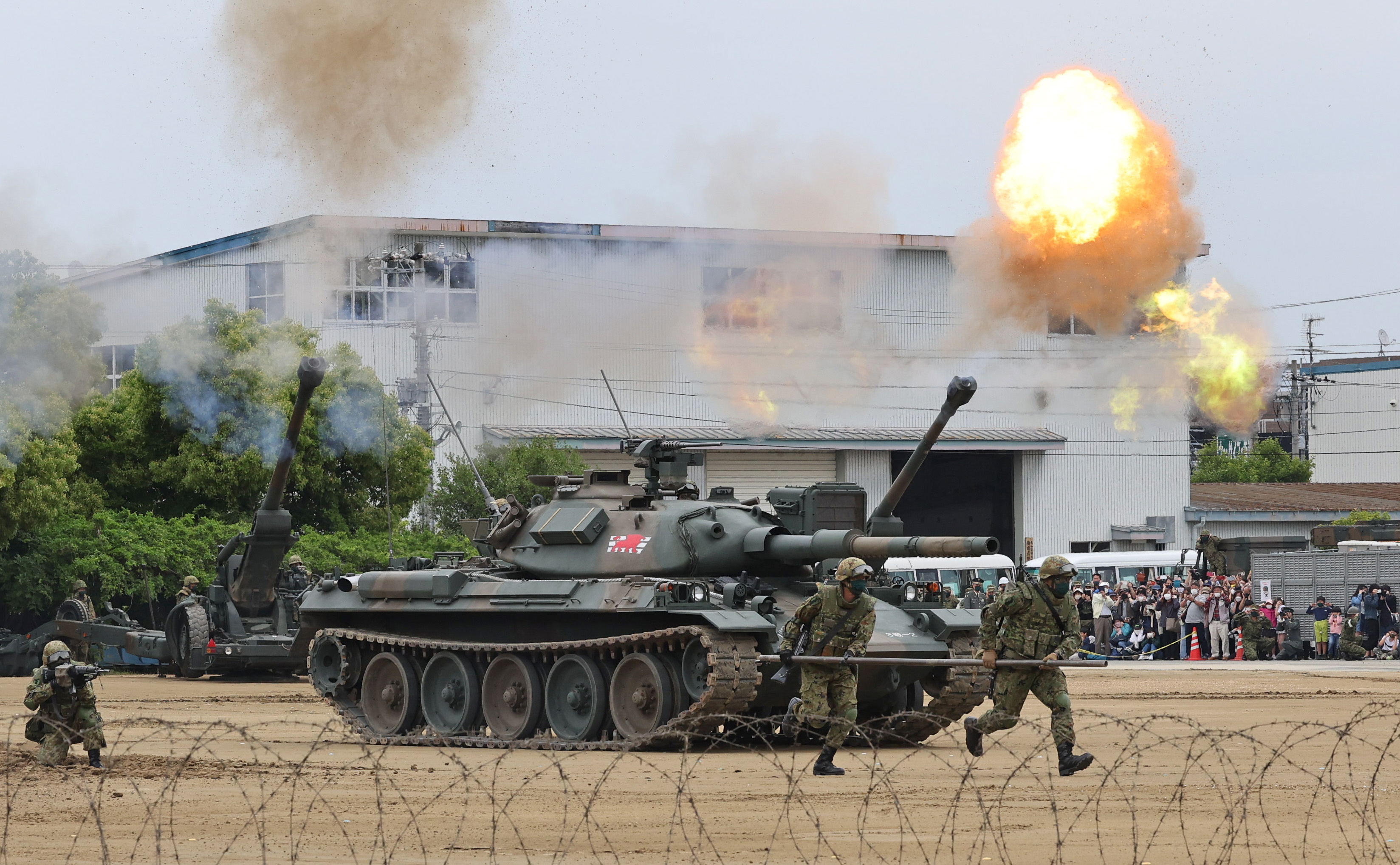 陸自第3師団が隊列行進 特別塗装の74式戦車も - 産経ニュース