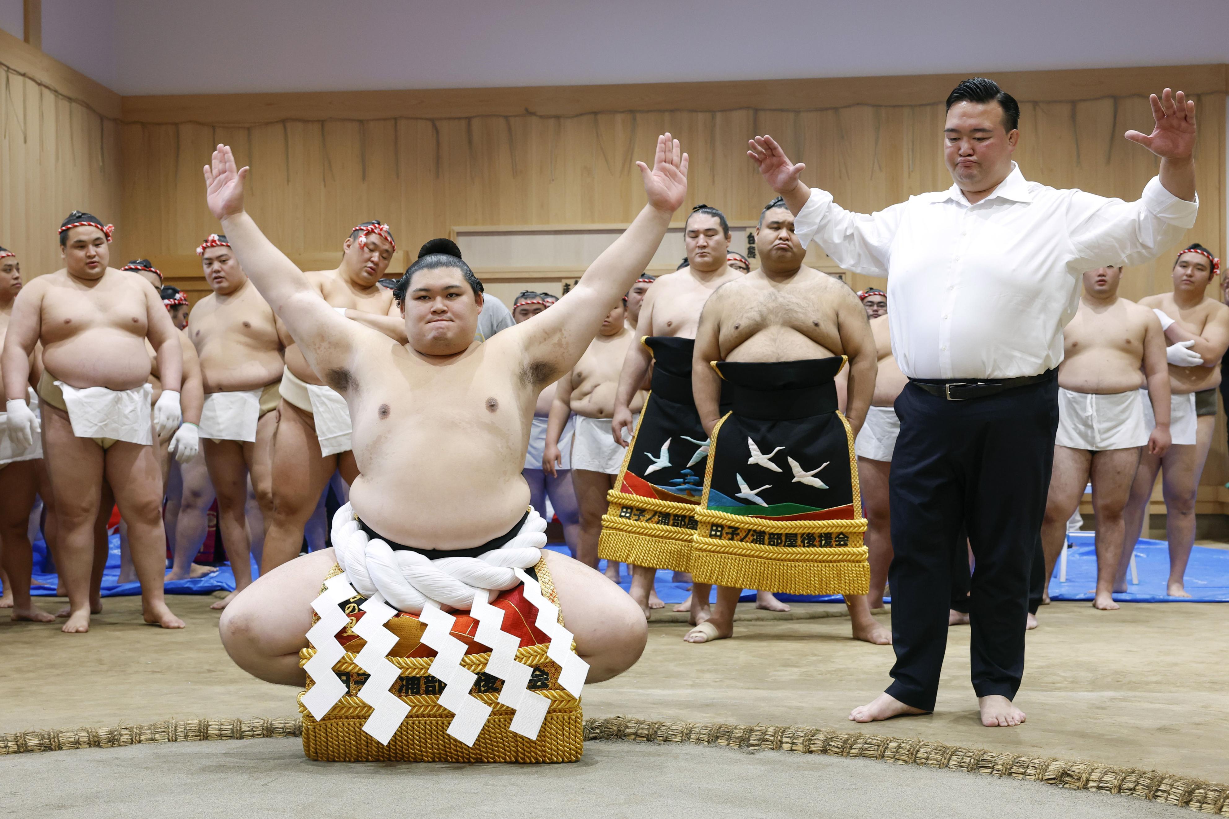 大の里、綱打ち「横綱になった実感」師匠・二所ノ関親方が雲竜型の