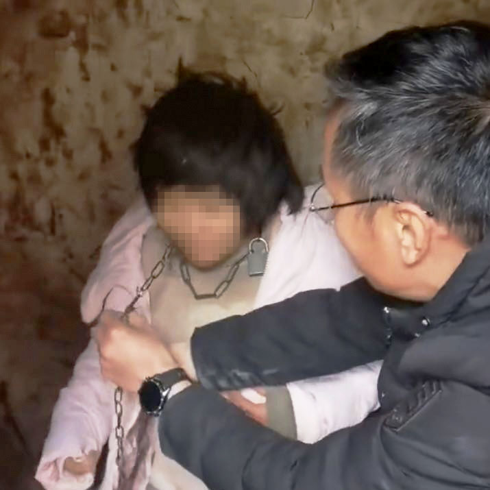 鎖で拘束の女性「中国当局が調査」 松野氏 - 産経ニュース