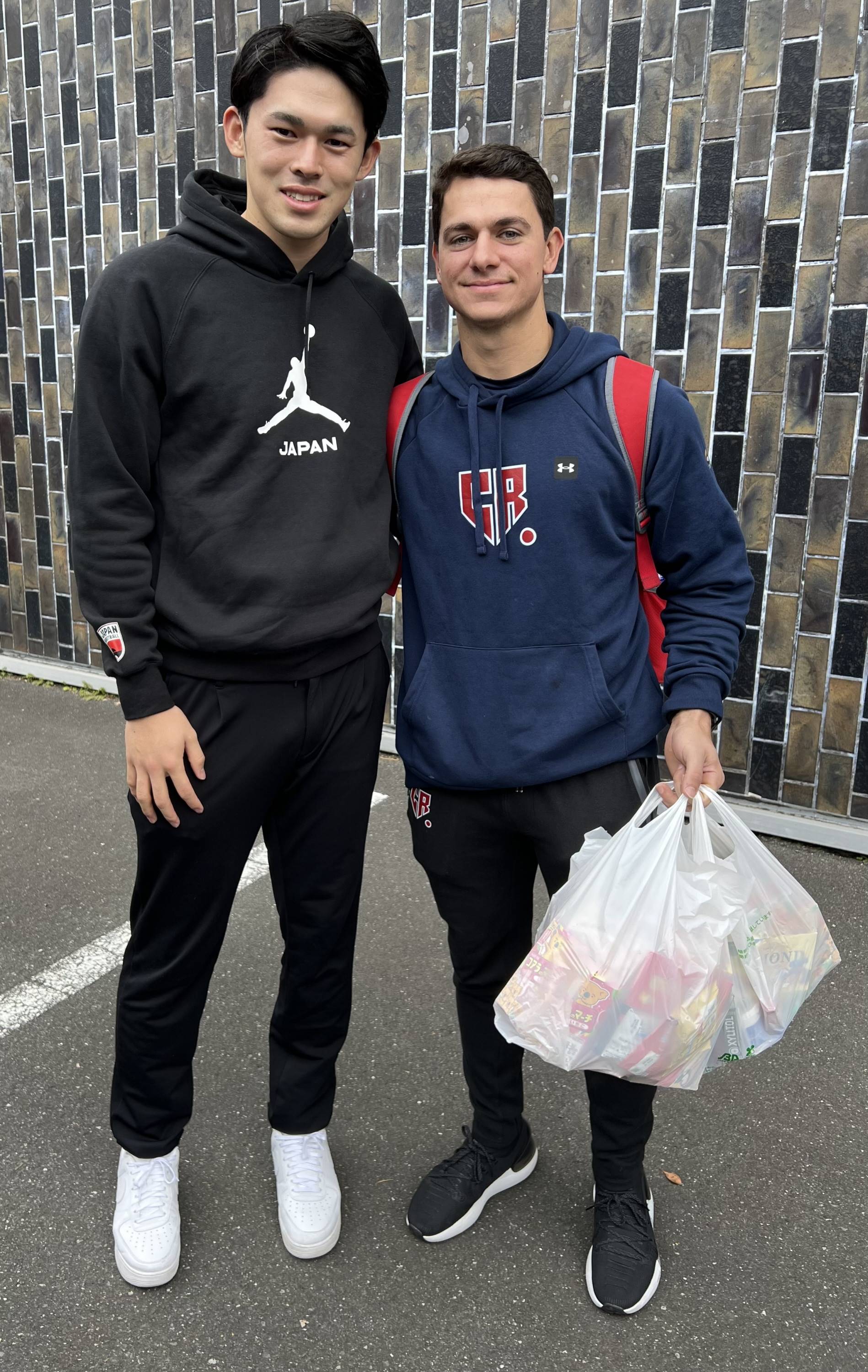 侍ジャパン・佐々木朗希、死球のチェコ選手と笑顔の記念写真 コアラの