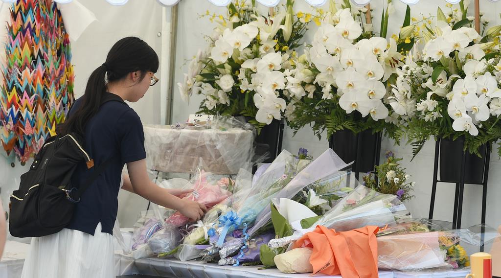 犠牲者に祈りを 京アニ放火事件発生から２週間 献花台 産経ニュース