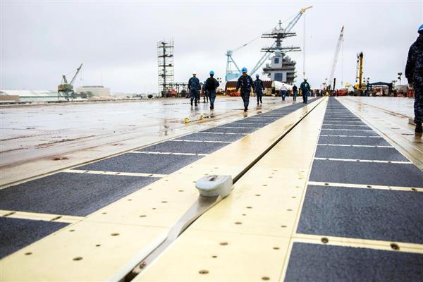 米海軍　ジェラルド・R・フォード　航空母艦 チャレンジ 米海軍 最新空母「ジェラルド・R・フォード」で34年ぶりの耐衝撃試験を