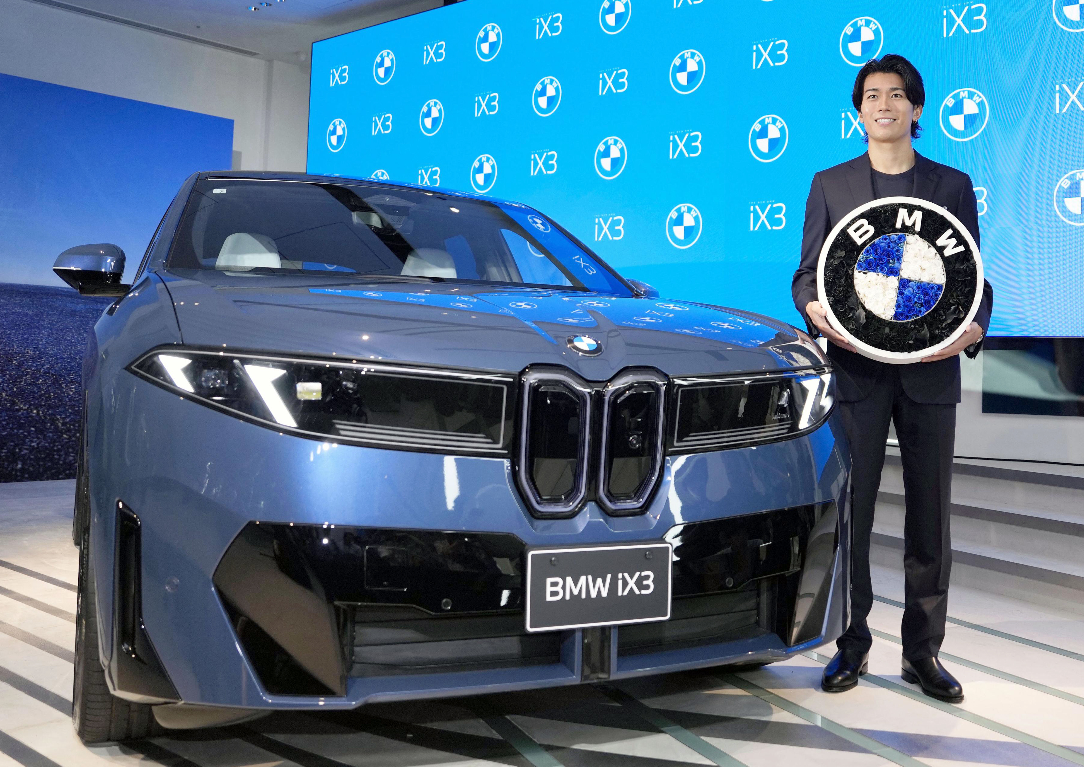 BMWが新型EV、サッカー中村敬斗選手「大好きなブランド」 充電1回で906