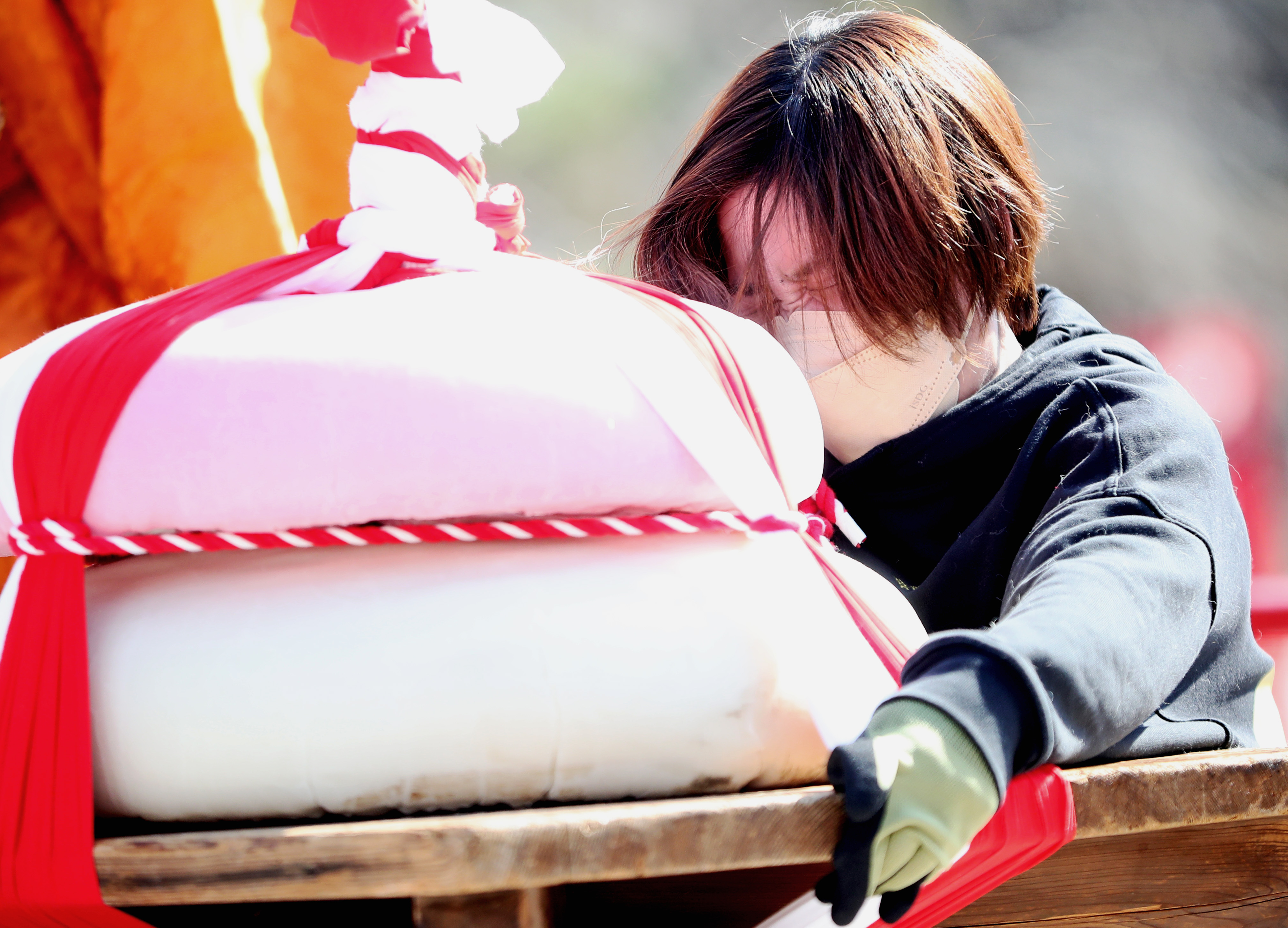 動画】【フォト＆動画】巨大鏡餅、持ち上げ挑む 京都・醍醐寺で五大力