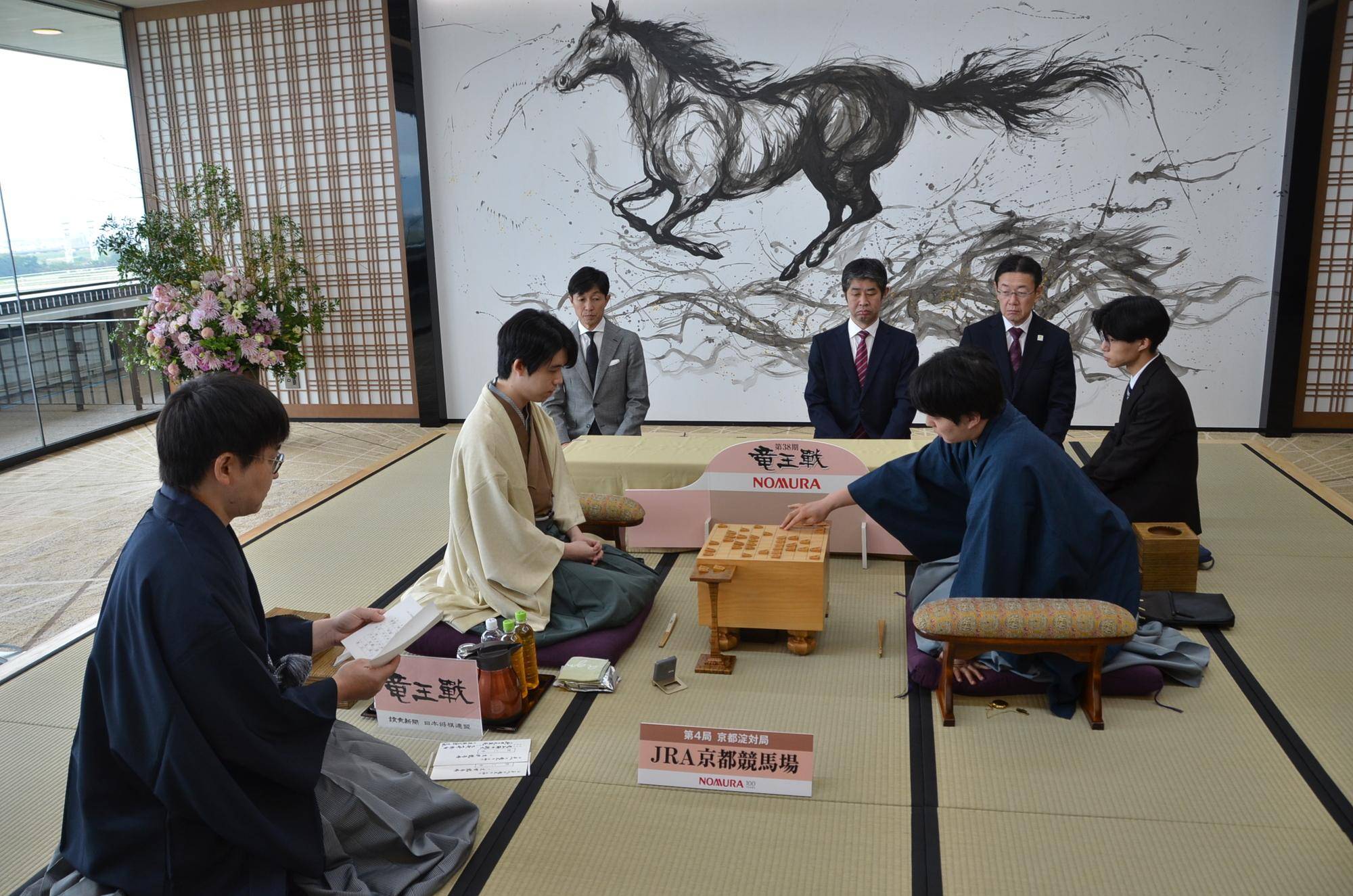 藤井聡太竜王、京都競馬場で永世三冠なるか 武豊騎手が対局室で開始 