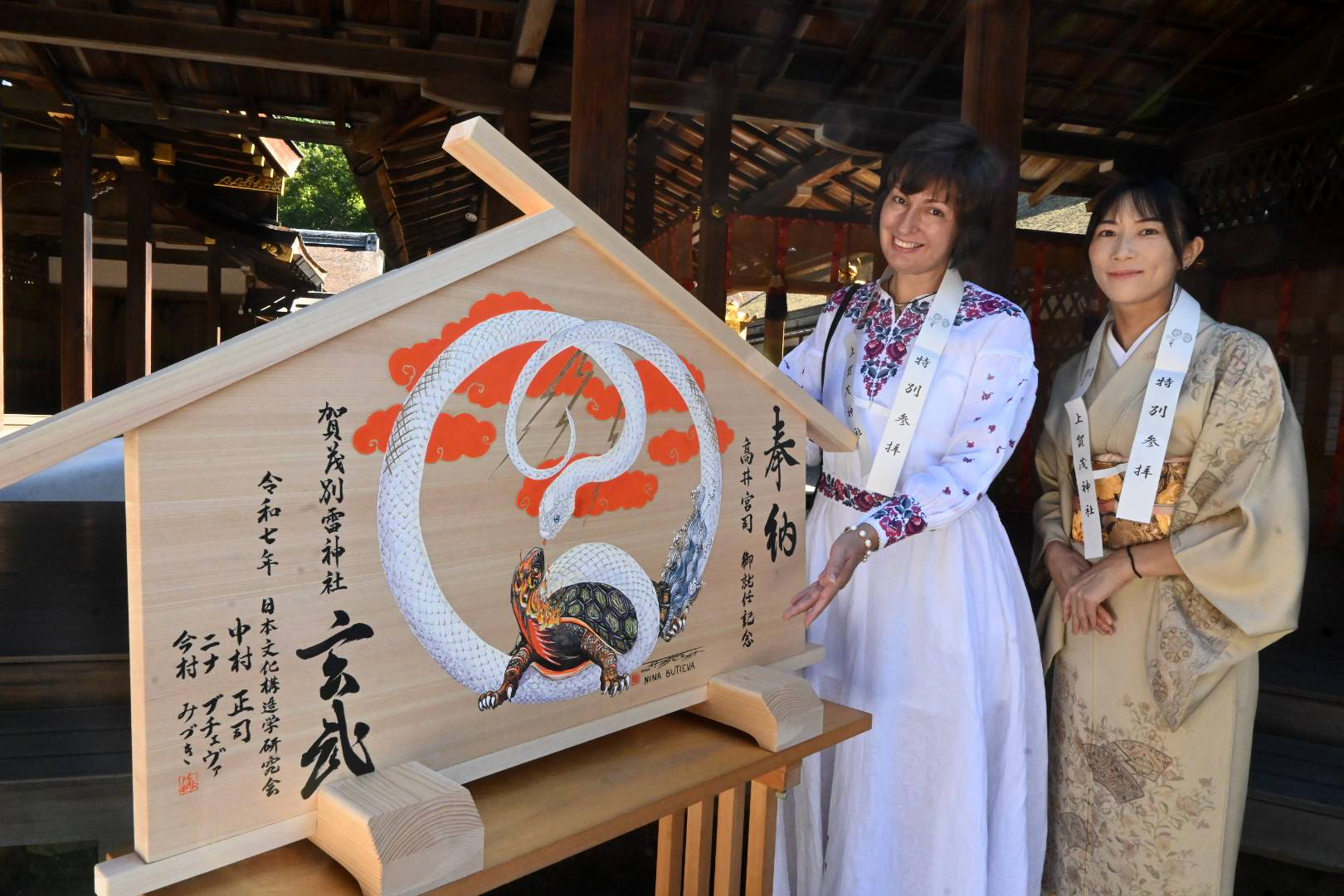 平和の想い込めた守り神 ウクライナ人画家のニナ・ブチェバさん、上