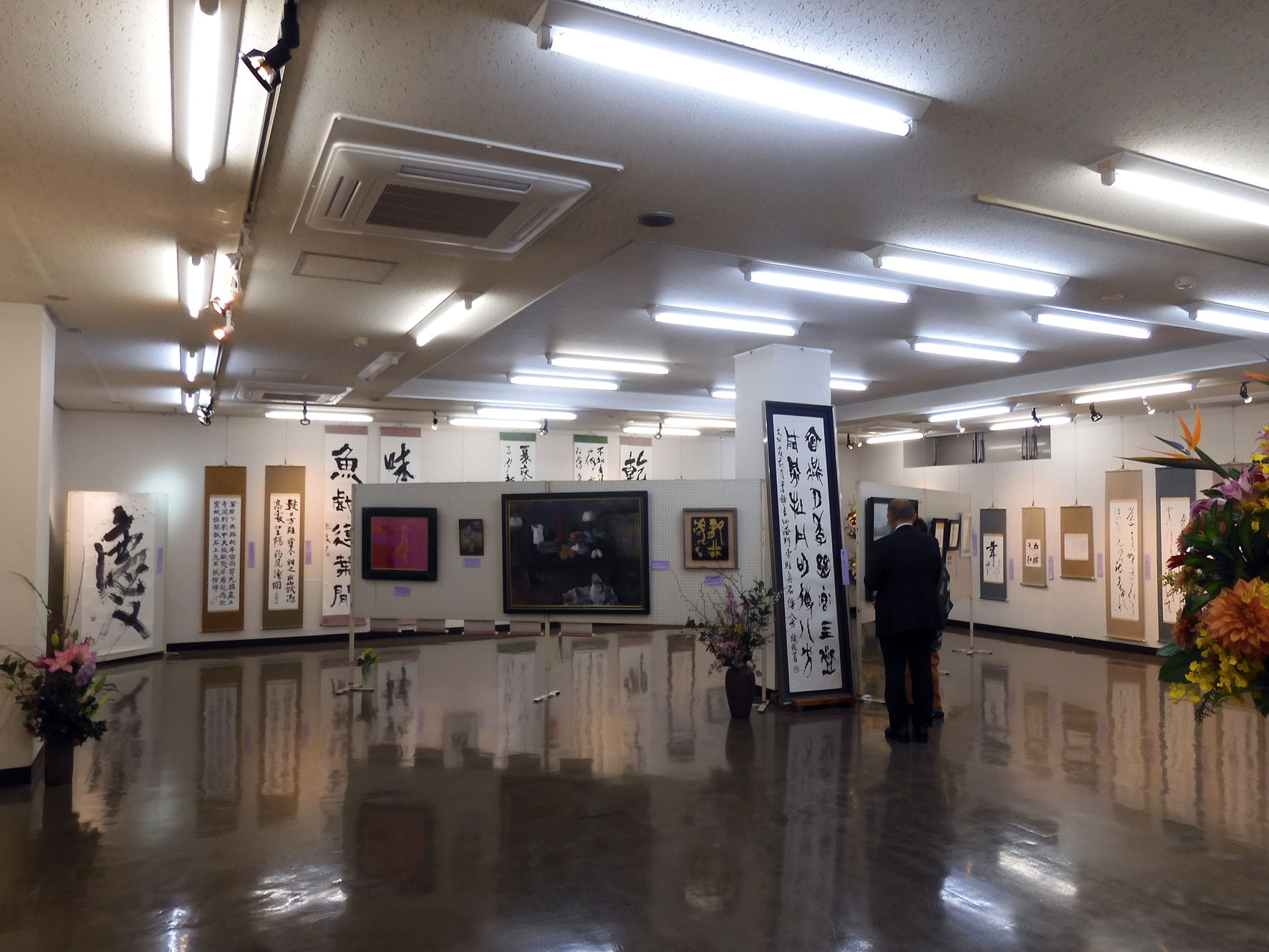 目を惹く篆書大作 東北の郷愁漂う「泉の会新春展」開催中 千葉・四街道