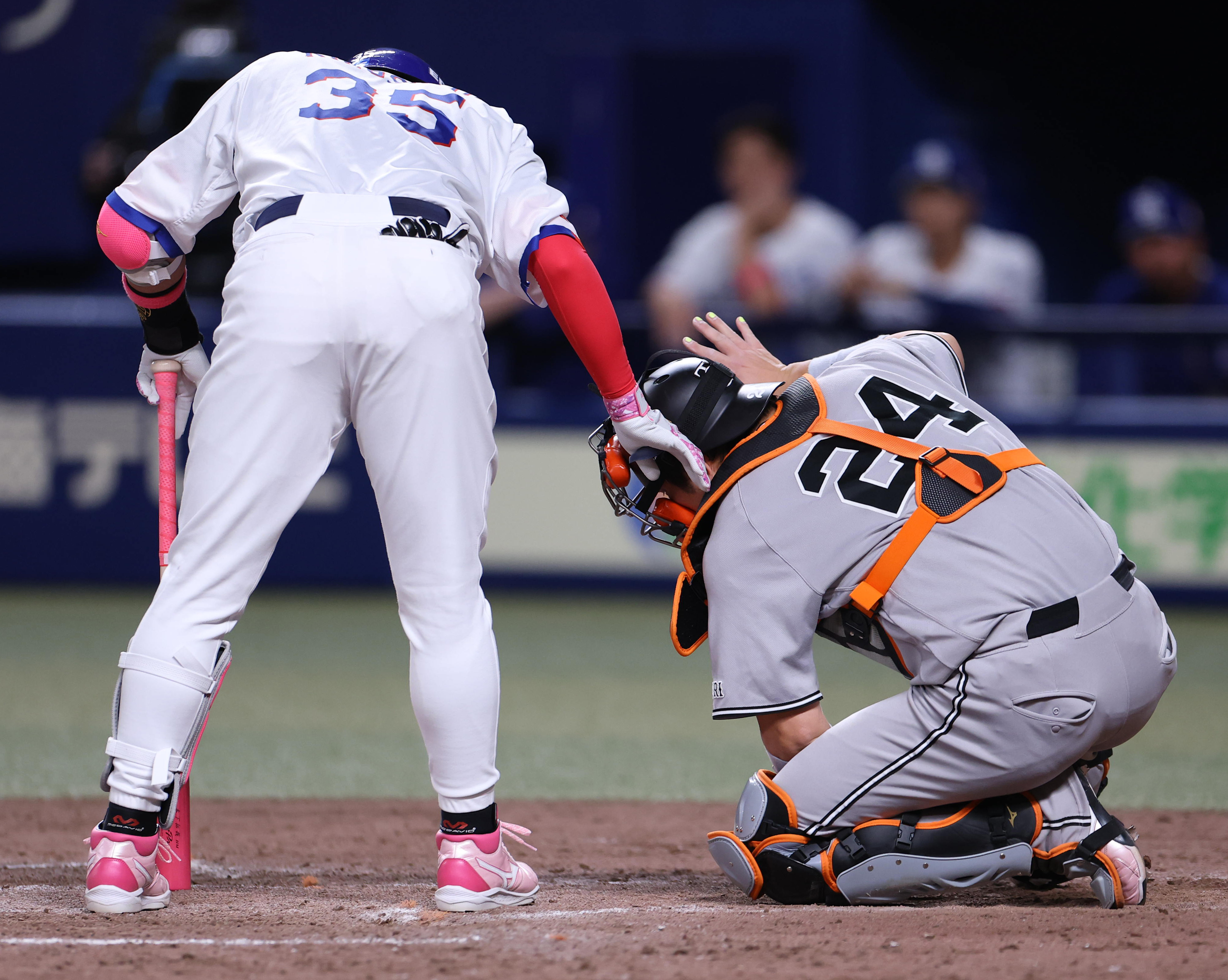 巨人・大城卓三の頭部をバットが直撃！ うずくまりしばし動けず 試合は