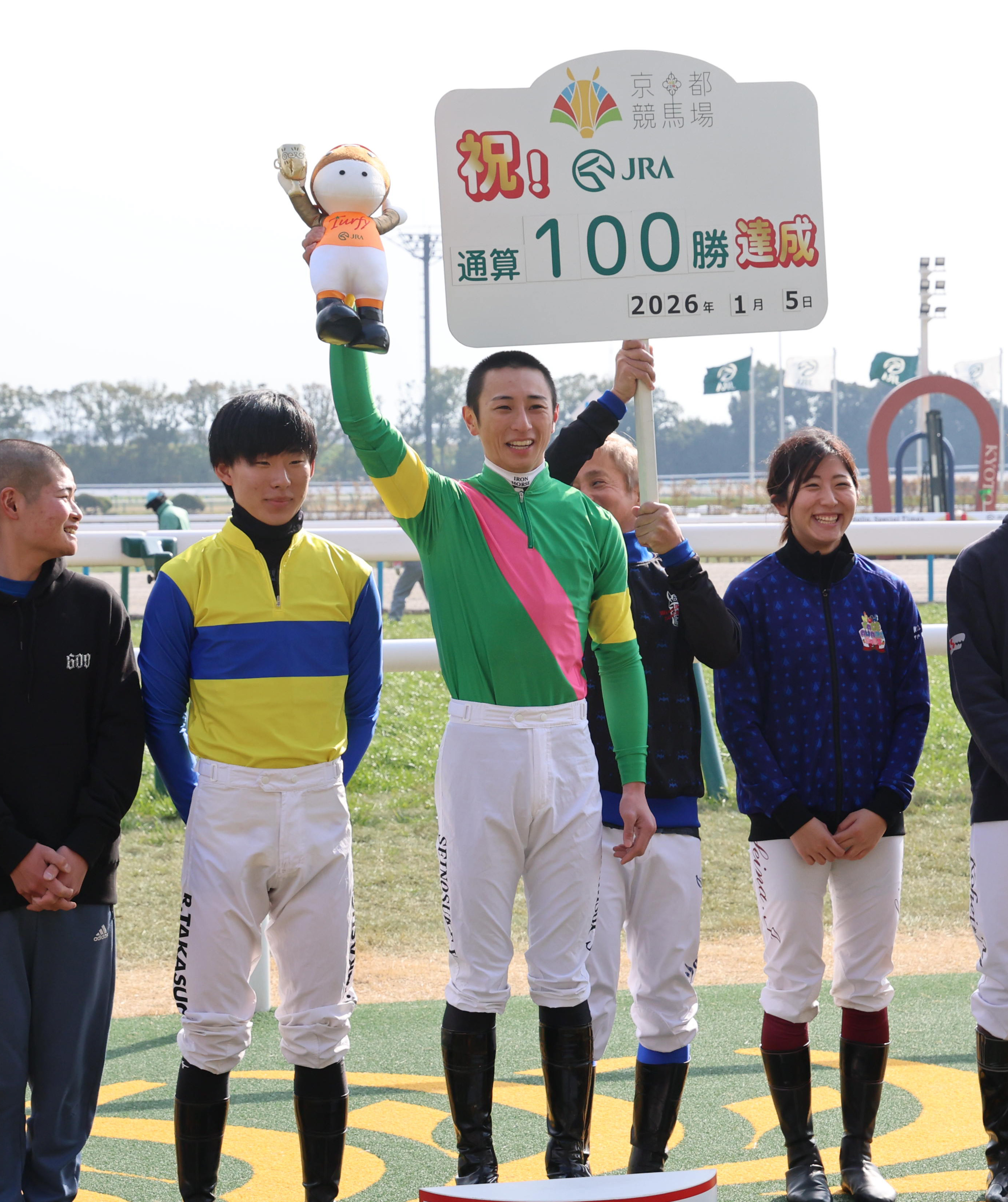 吉村誠之助騎手がJRA通算100勝を達成「今年は大きいところでも勝ちたい
