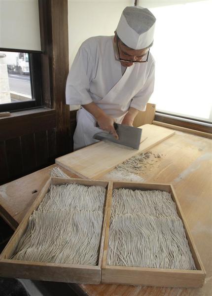 縁起物の年越しそばで良い年を 名店のそば職人忙し 家族連れがそばうち体験も 1 2ページ 産経ニュース