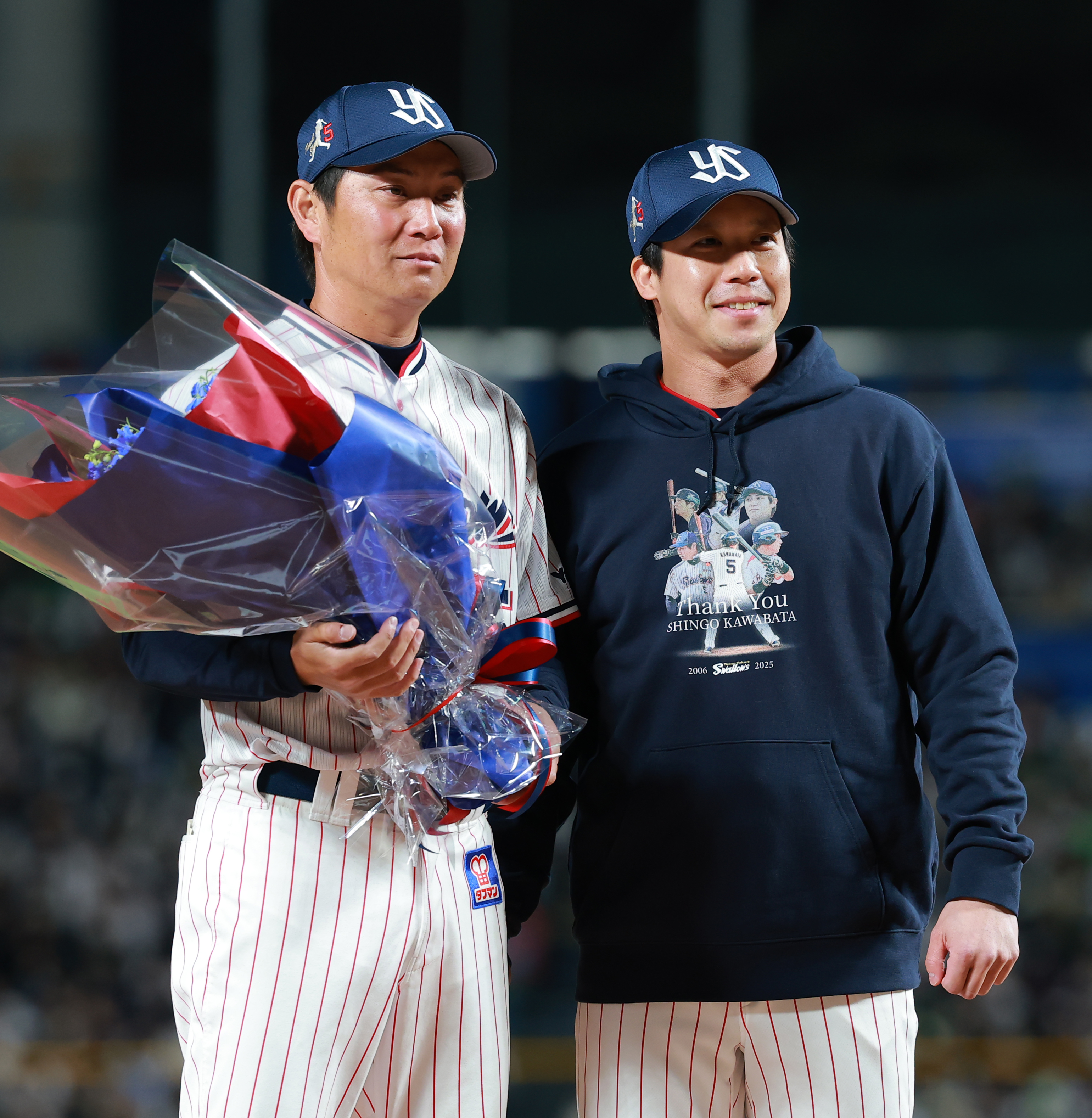 ヤクルト・山田哲人、川端引退試合で花束贈呈と抱擁「正直、一緒に 