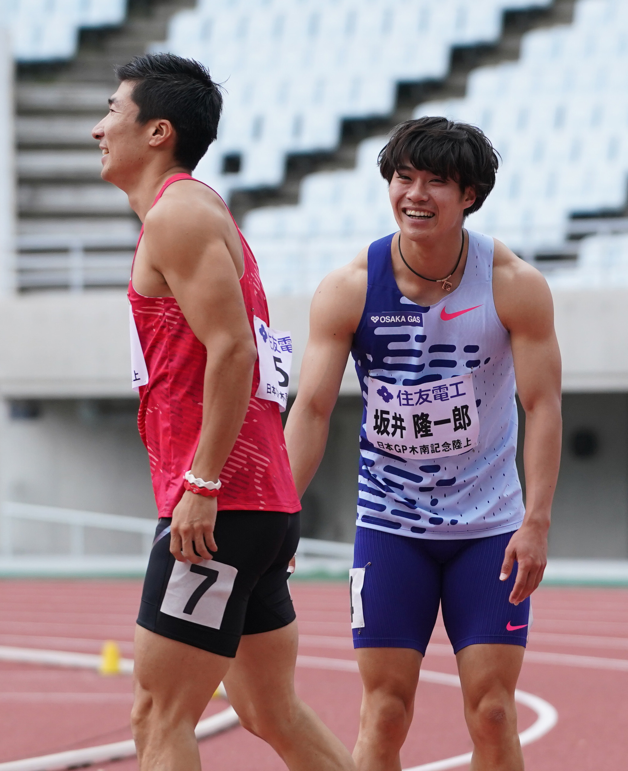 激レア 坂井隆一郎選手 サイン付き写真ボード sddefault.jpg