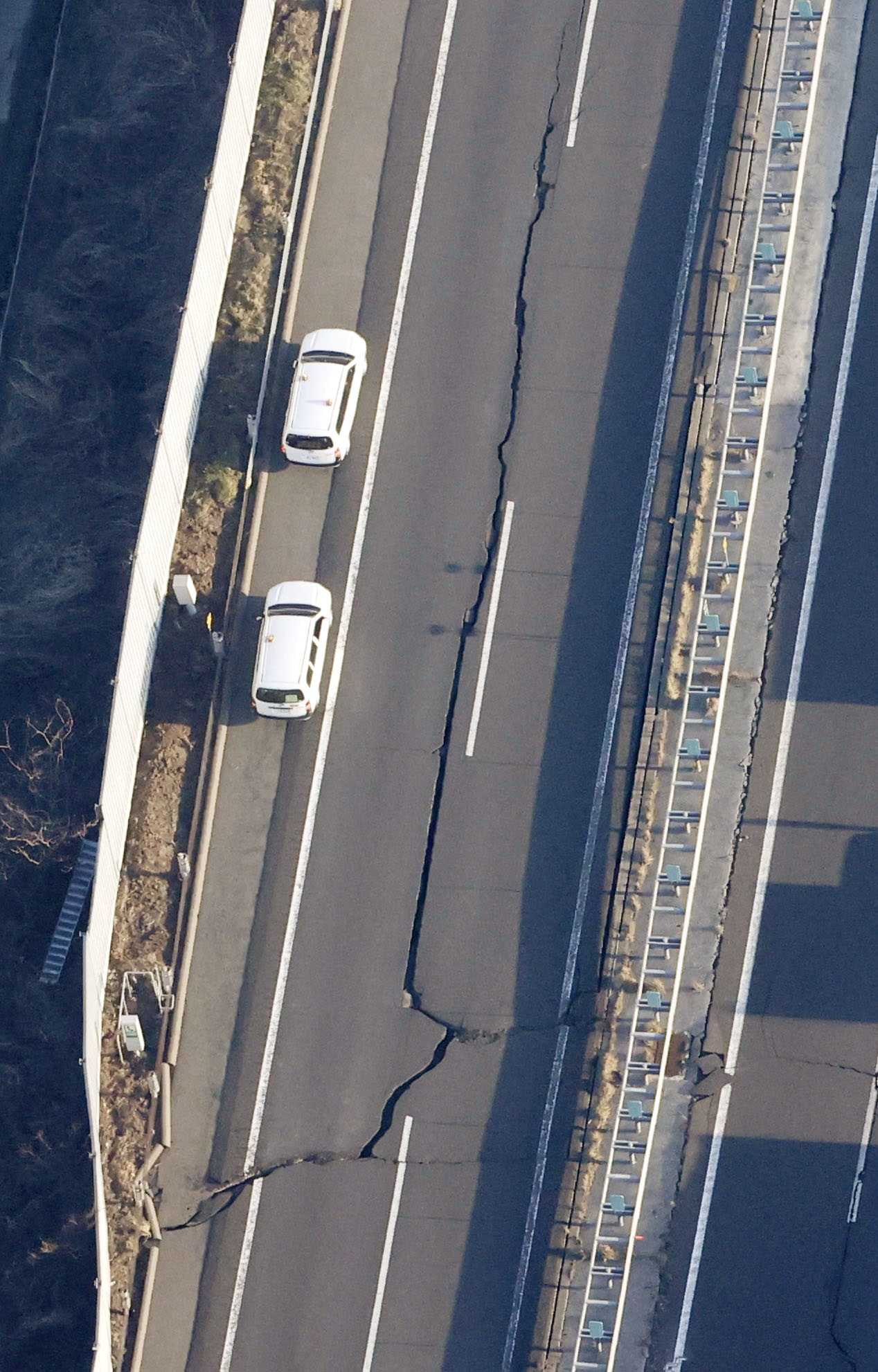 フォト特集】東北道、常磐道などで亀裂、通行止めに 高速道路 - 産経
