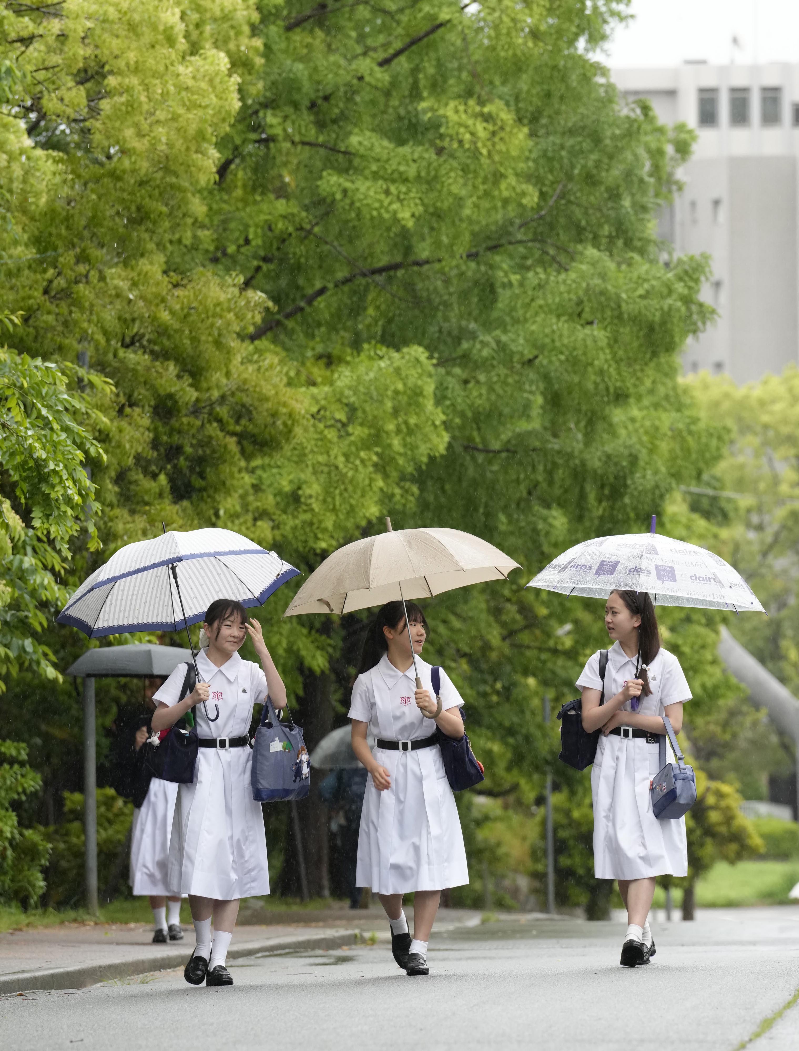 あこがれの夏服で登校 神戸市の松蔭中・高で衣替え - 産経ニュース