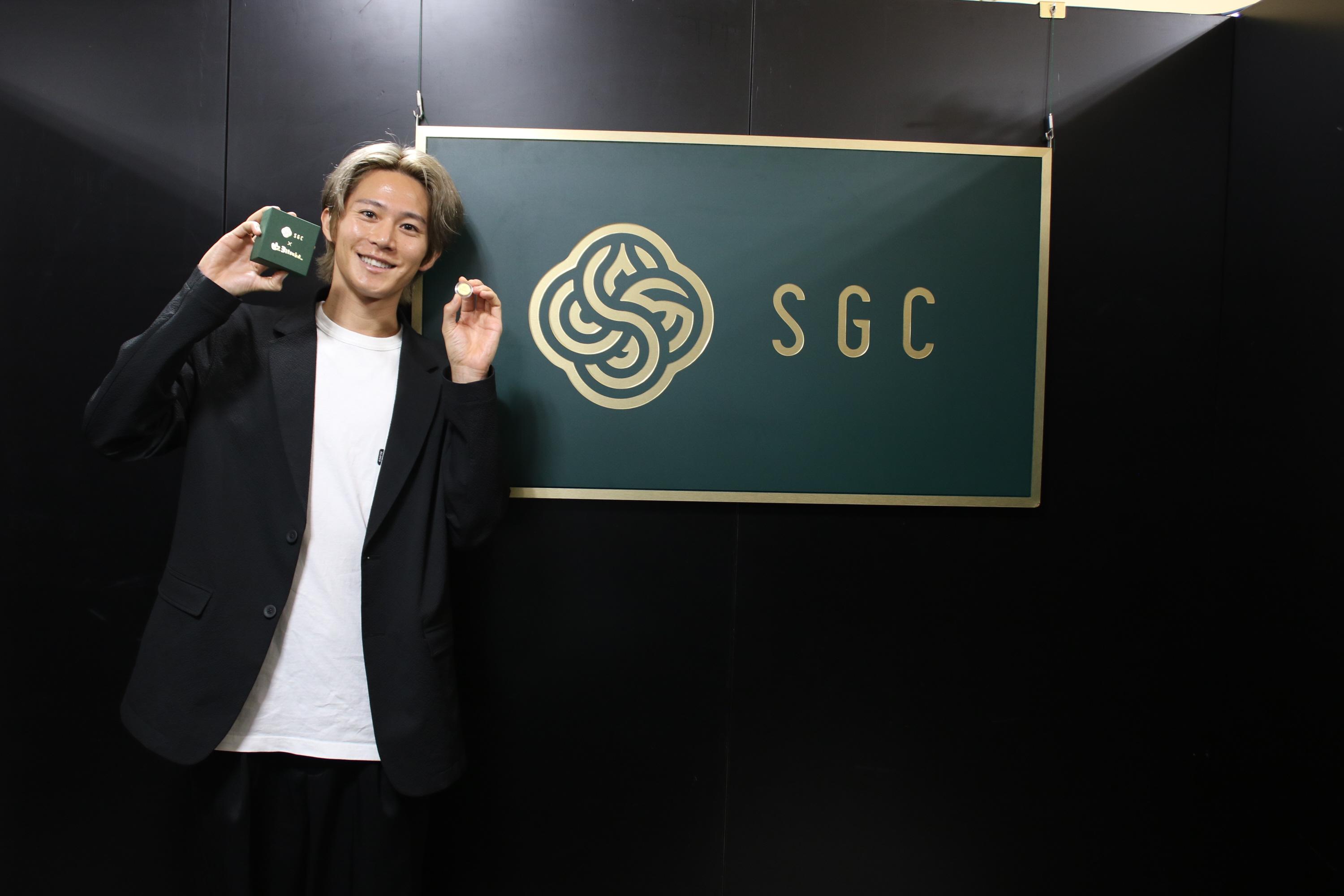 陸上YouTuber・三津家貴也、特製金メダルを「手に取って見て」 そごう