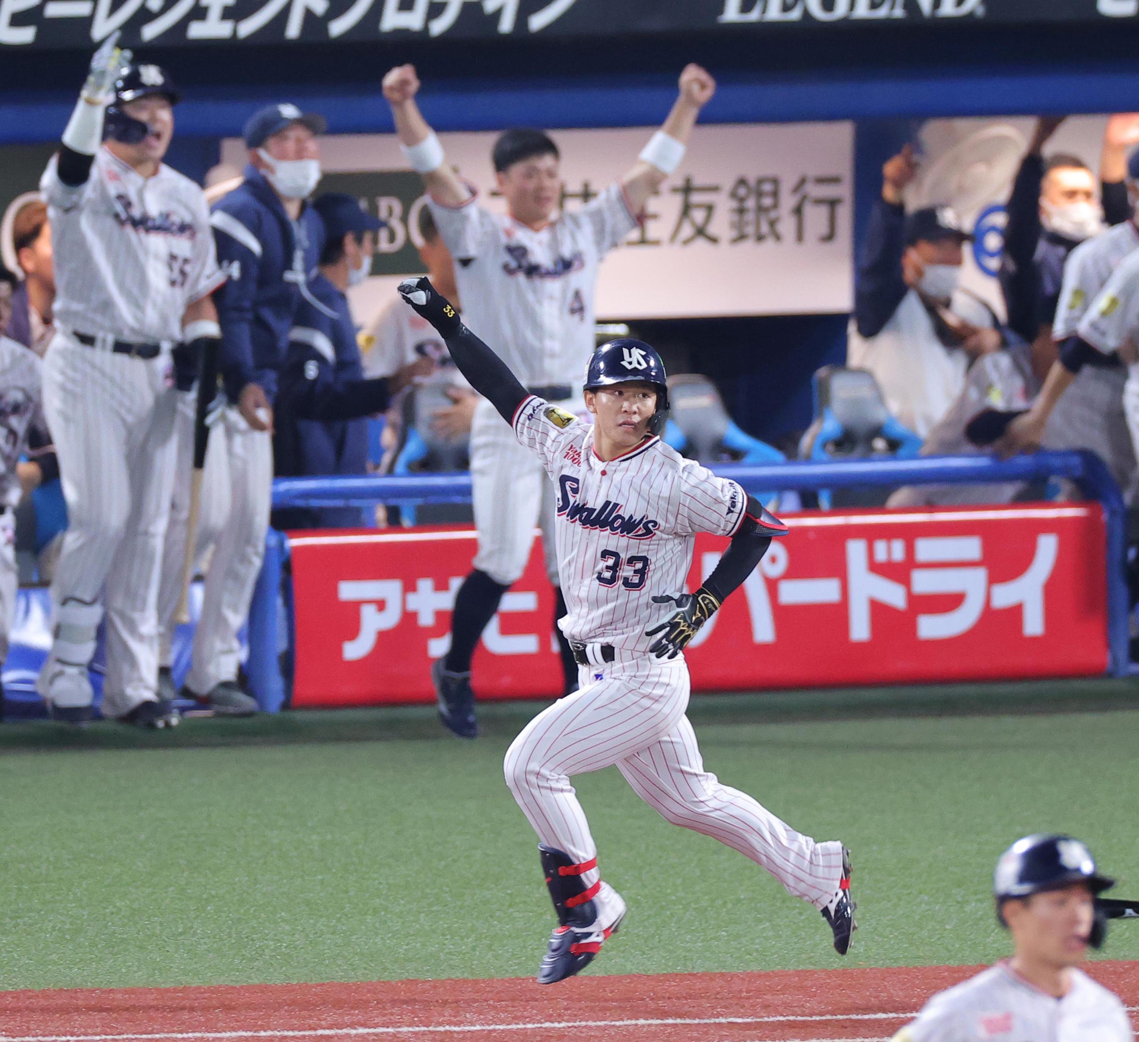 ヤクルトの内山壮が九回同点3ラン 引き分けに持ち込む（写真・画像 1