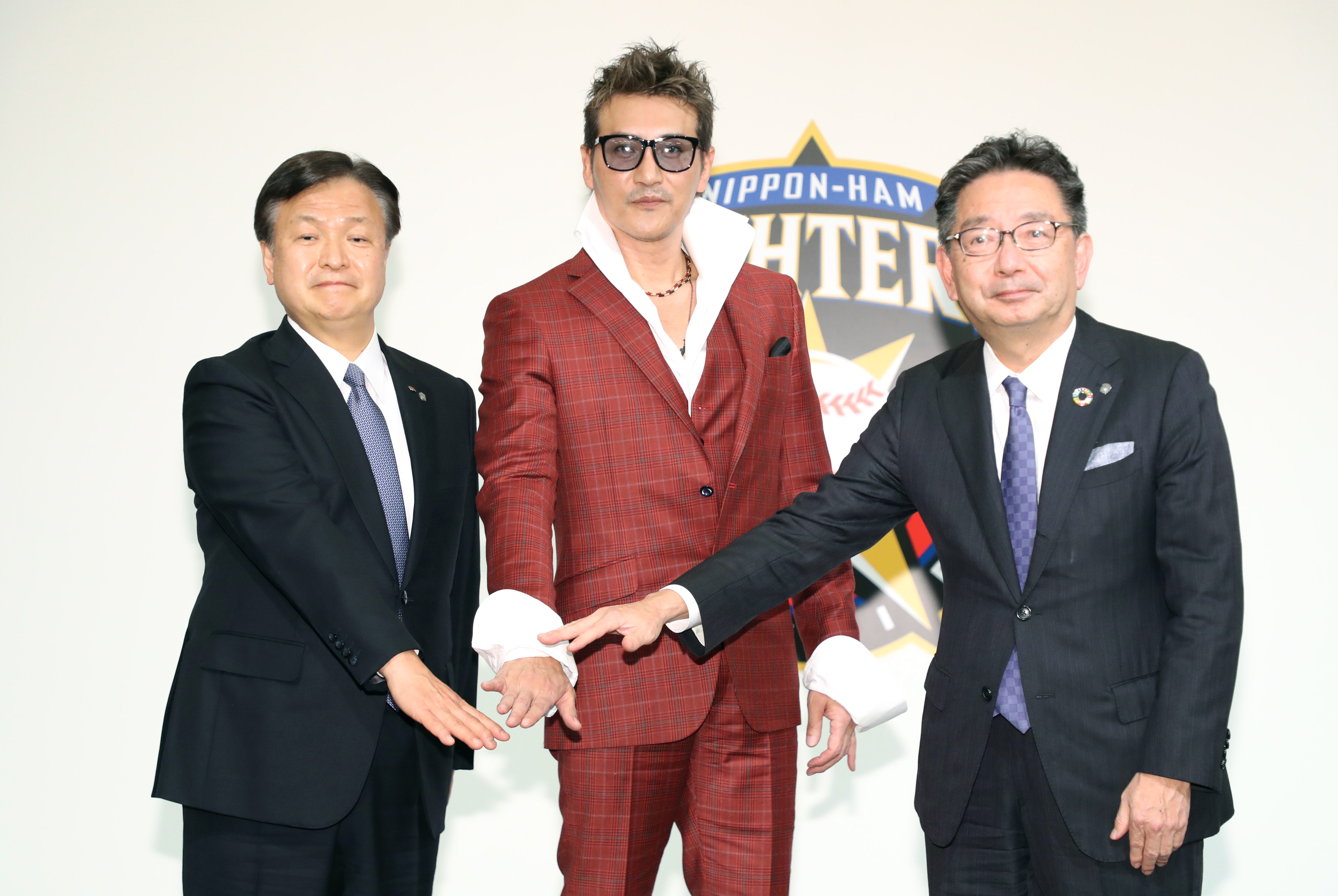 新庄監督のド派手スーツ 滋賀のメーカー「悩みながら作った一着